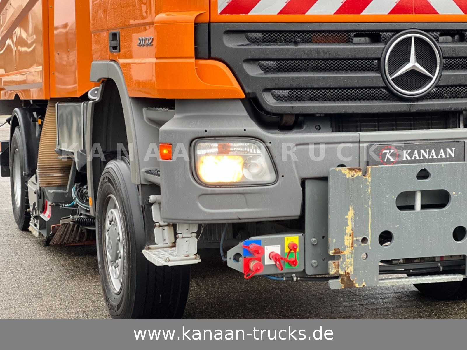 Fahrzeugabbildung Mercedes-Benz 2032 Actros 4x4 Bucher STKF 9500  AIRPORT  KLIMA
