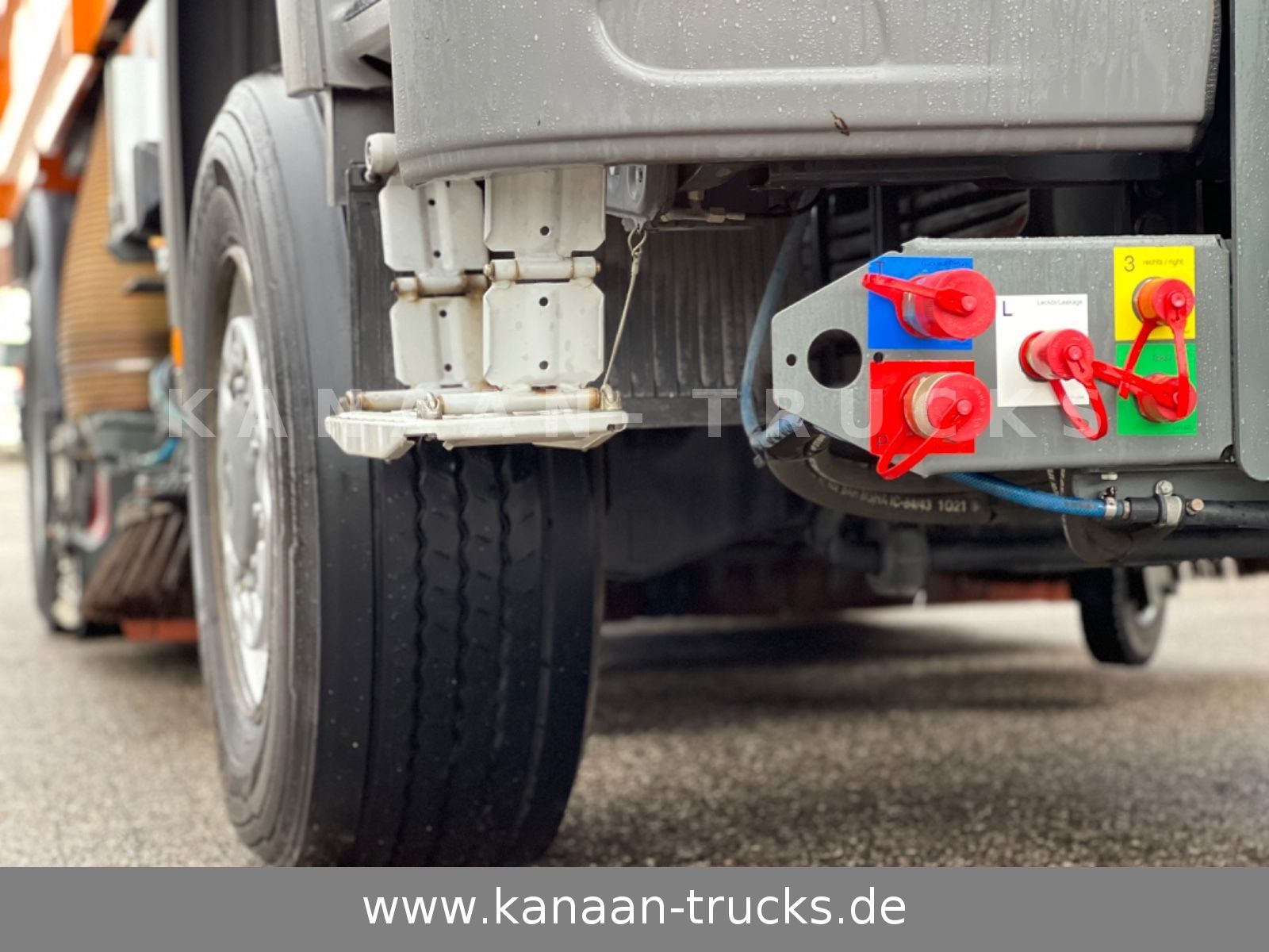Fahrzeugabbildung Mercedes-Benz 2032 Actros 4x4 Bucher STKF 9500  AIRPORT  KLIMA