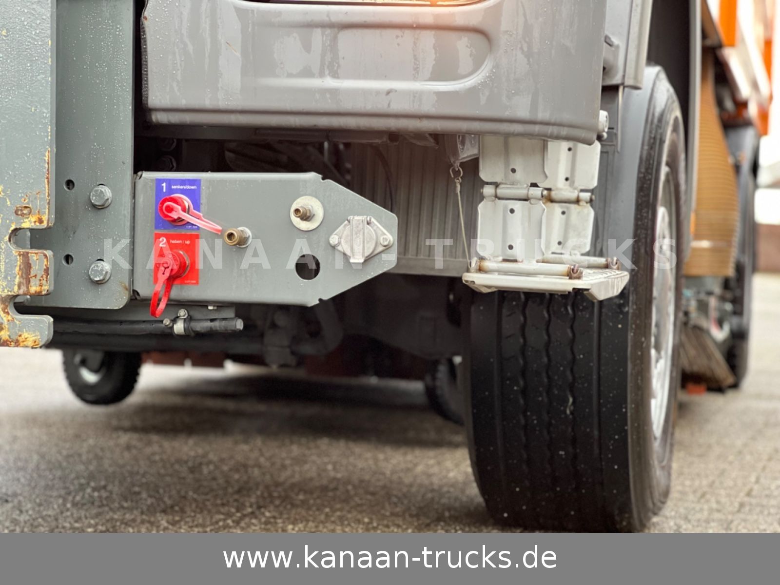 Fahrzeugabbildung Mercedes-Benz 2032 Actros 4x4 Bucher STKF 9500  AIRPORT  KLIMA