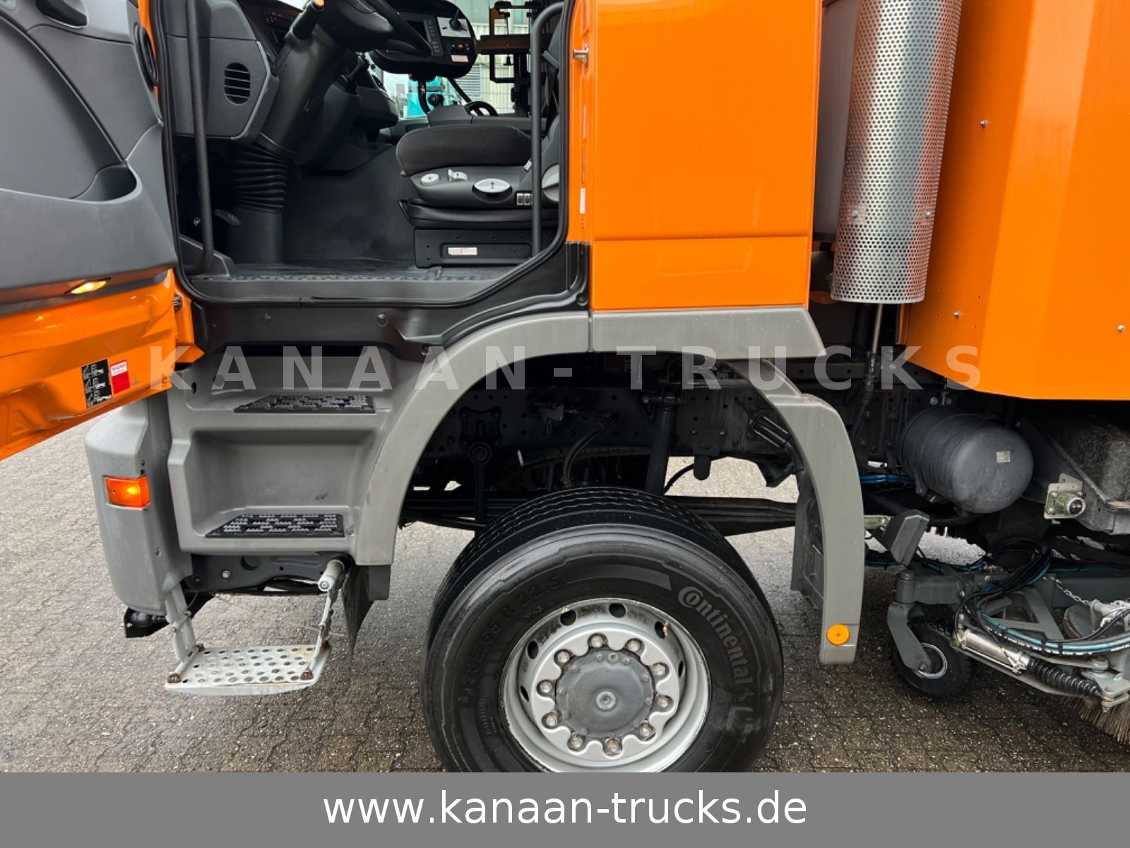 Fahrzeugabbildung Mercedes-Benz 2032 Actros 4x4 Bucher STKF 9500  AIRPORT  KLIMA