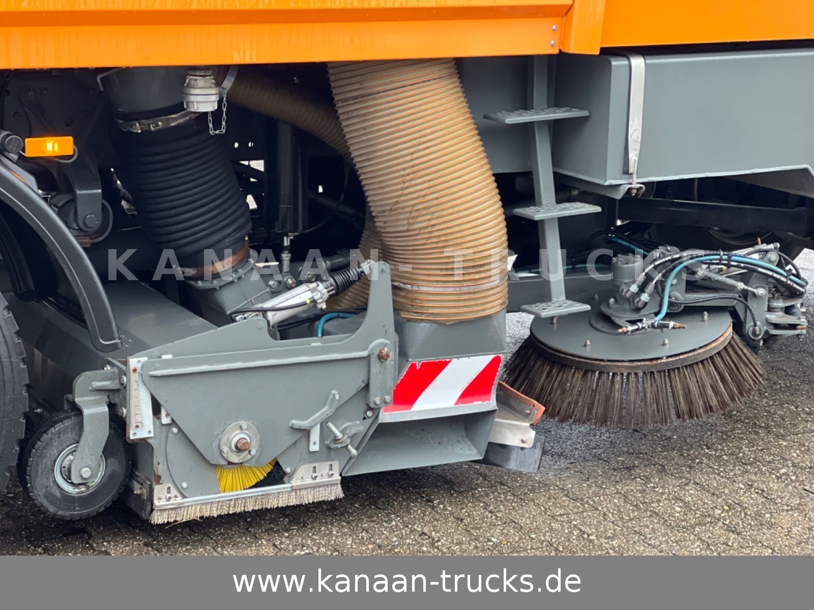Fahrzeugabbildung Mercedes-Benz 2032 Actros 4x4 Bucher STKF 9500  AIRPORT  KLIMA