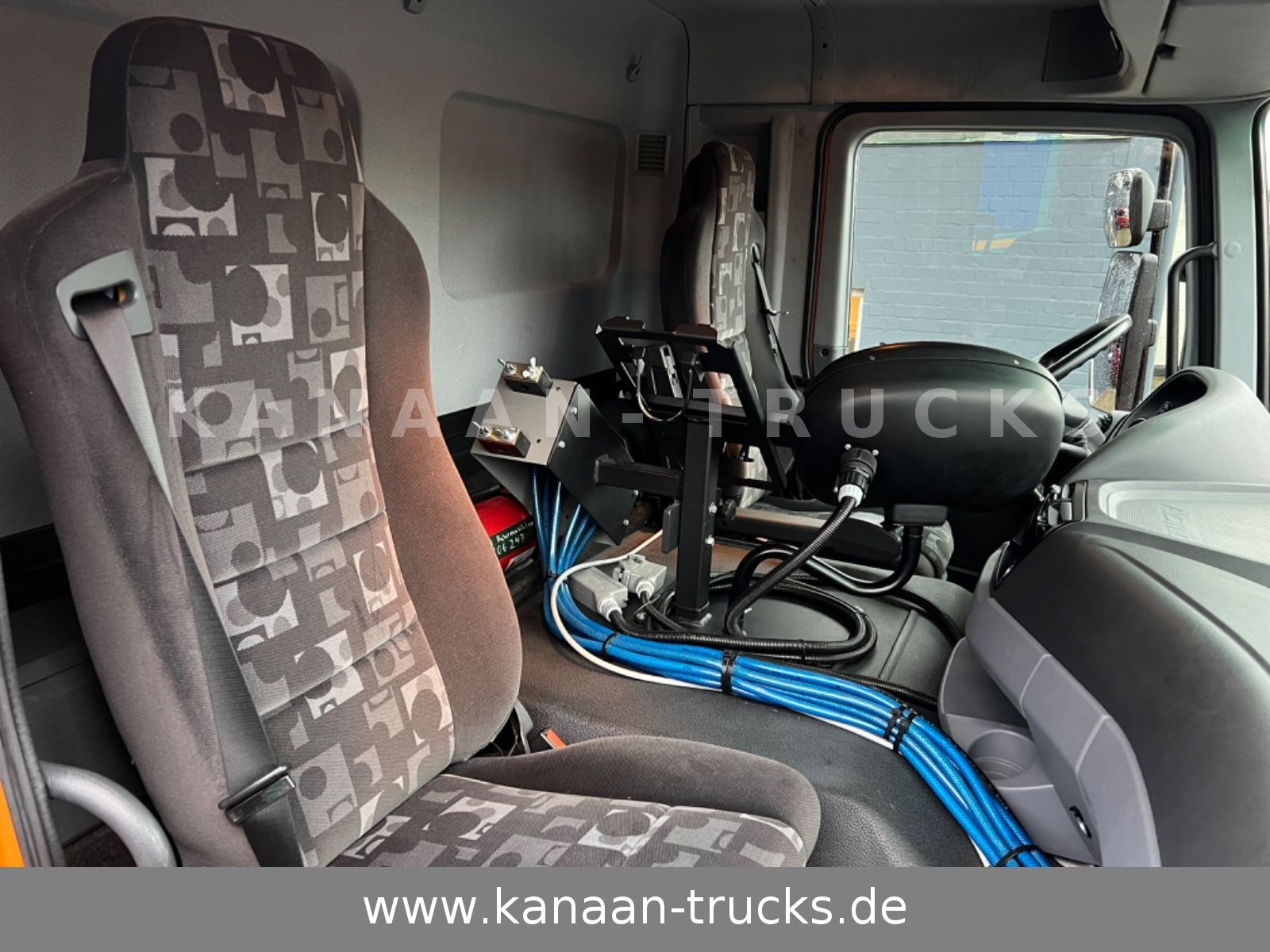 Fahrzeugabbildung Mercedes-Benz 2032 Actros 4x4 Bucher STKF 9500  AIRPORT  KLIMA