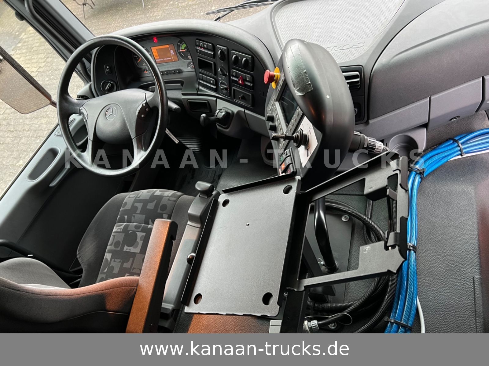 Fahrzeugabbildung Mercedes-Benz 2032 Actros 4x4 Bucher STKF 9500  AIRPORT  KLIMA