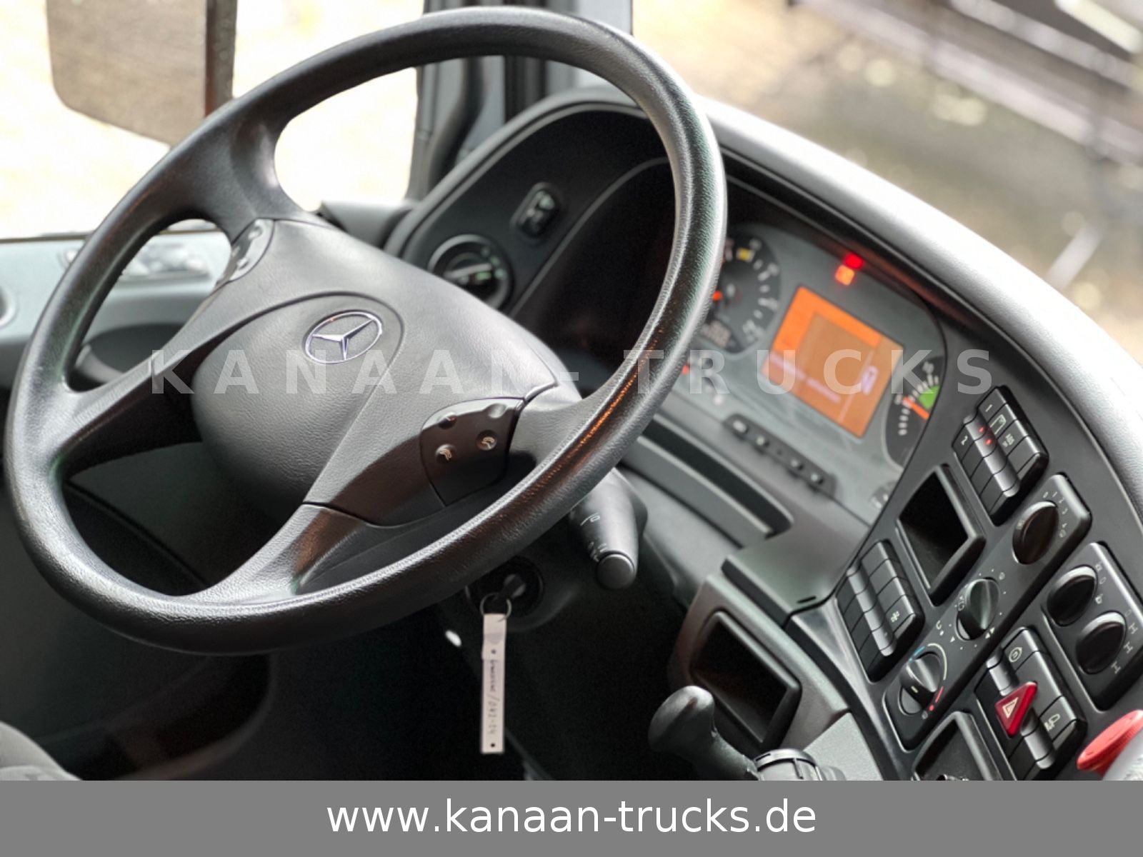 Fahrzeugabbildung Mercedes-Benz 2032 Actros 4x4 Bucher STKF 9500  AIRPORT  KLIMA