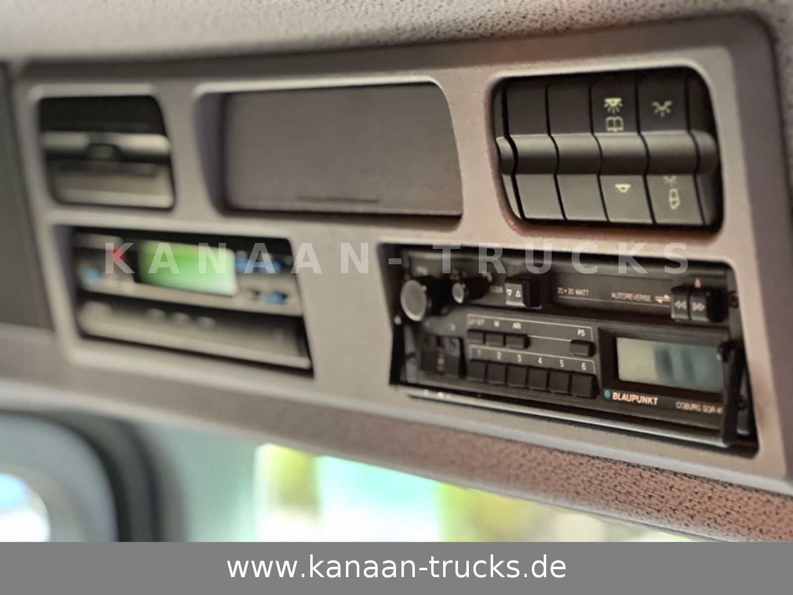 Fahrzeugabbildung Mercedes-Benz 2032 Actros 4x4 Bucher STKF 9500  AIRPORT  KLIMA
