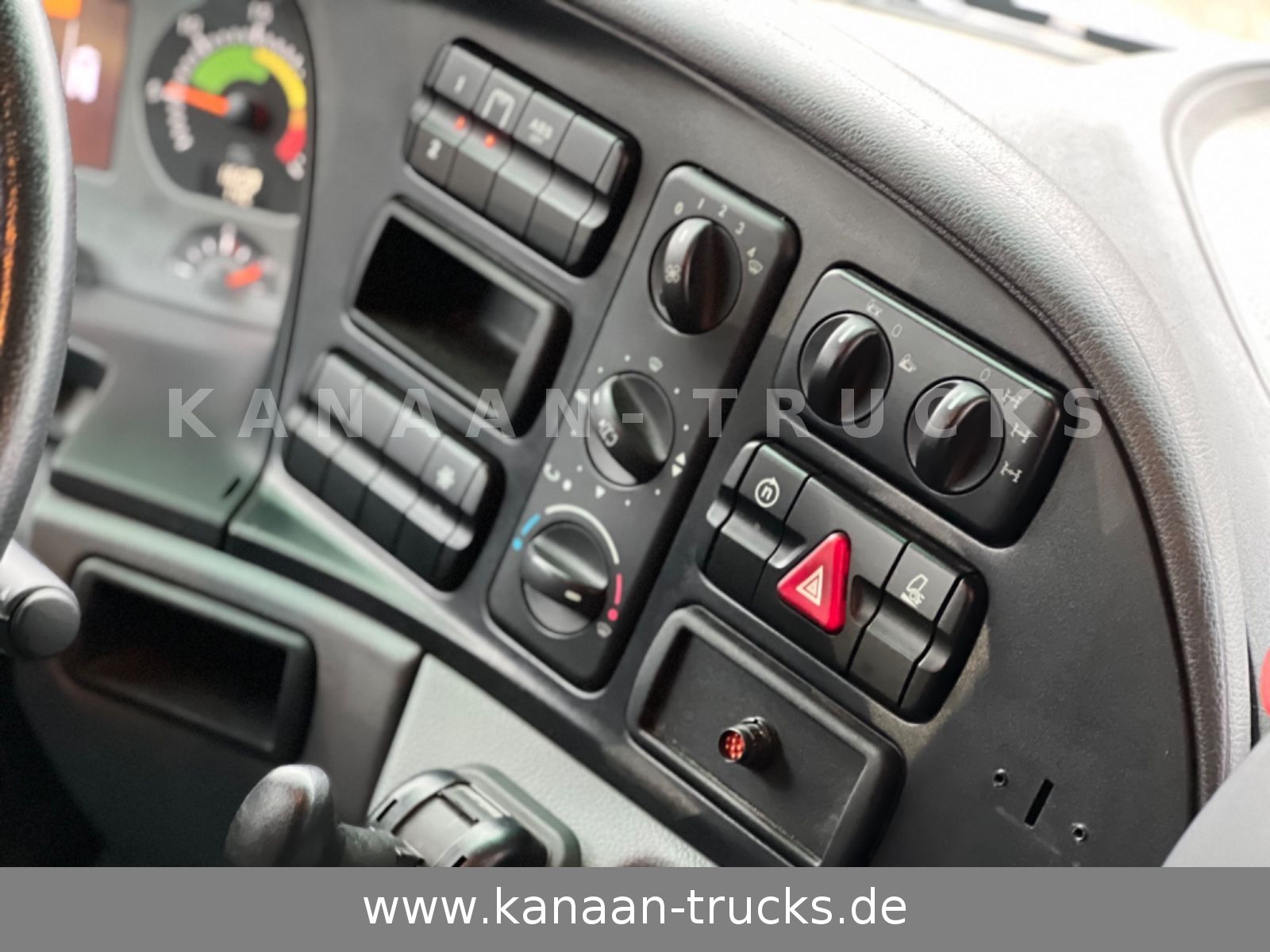 Fahrzeugabbildung Mercedes-Benz 2032 Actros 4x4 Bucher STKF 9500  AIRPORT  KLIMA