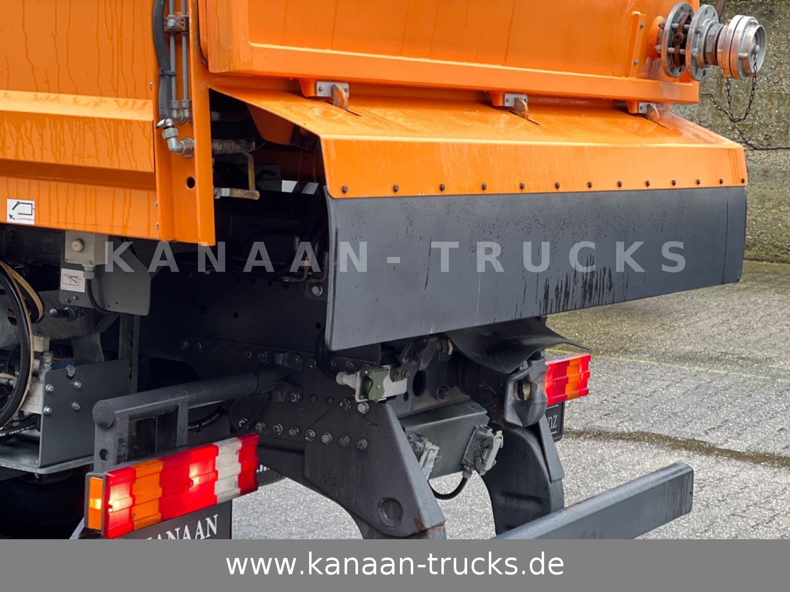 Fahrzeugabbildung Mercedes-Benz 2032 Actros 4x4 Bucher STKF 9500  AIRPORT  KLIMA