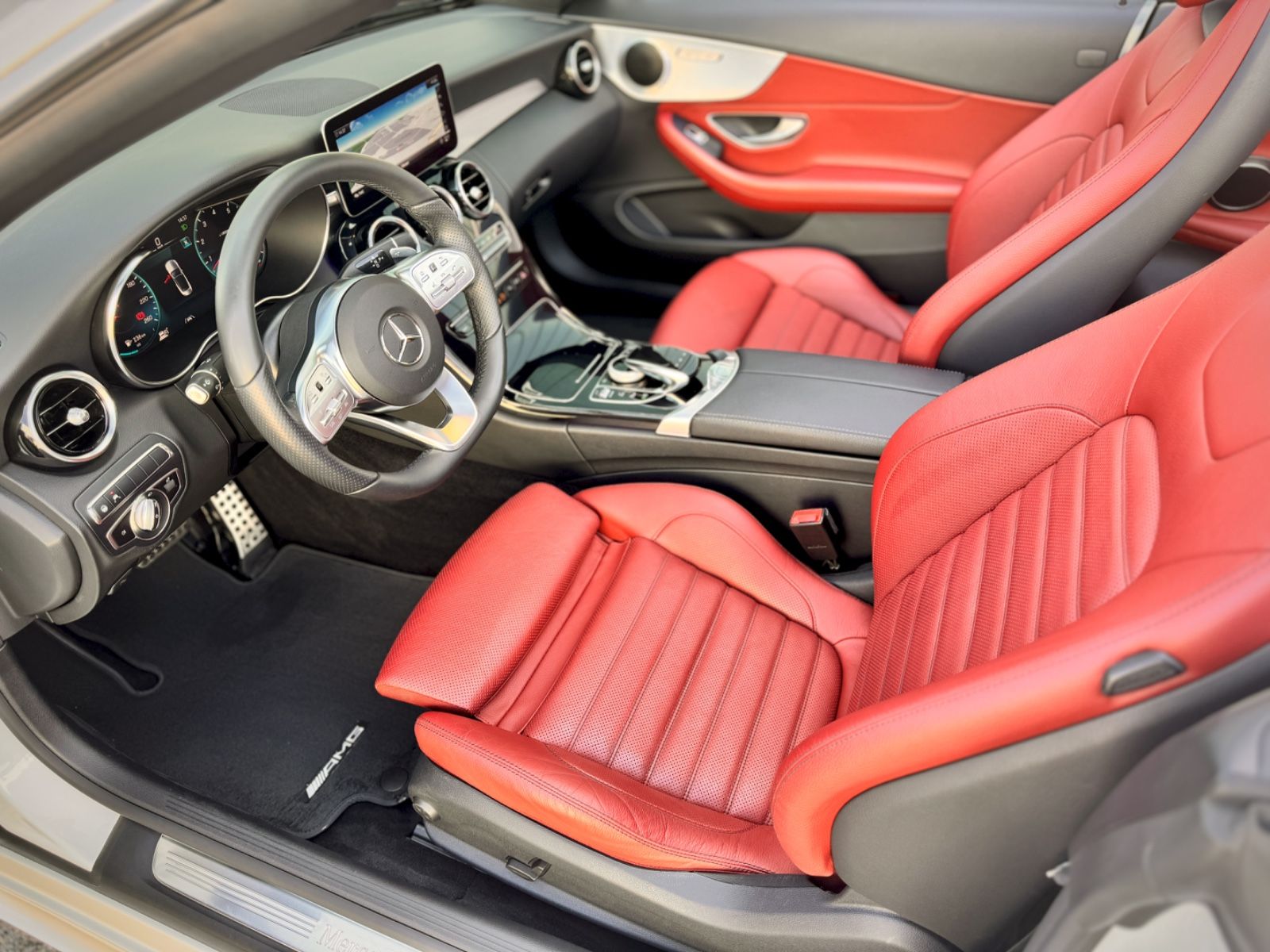 Fahrzeugabbildung Mercedes-Benz C 400 4-Matic AMG-Line *AHK|LED|AIRSCARF|ASSIST*