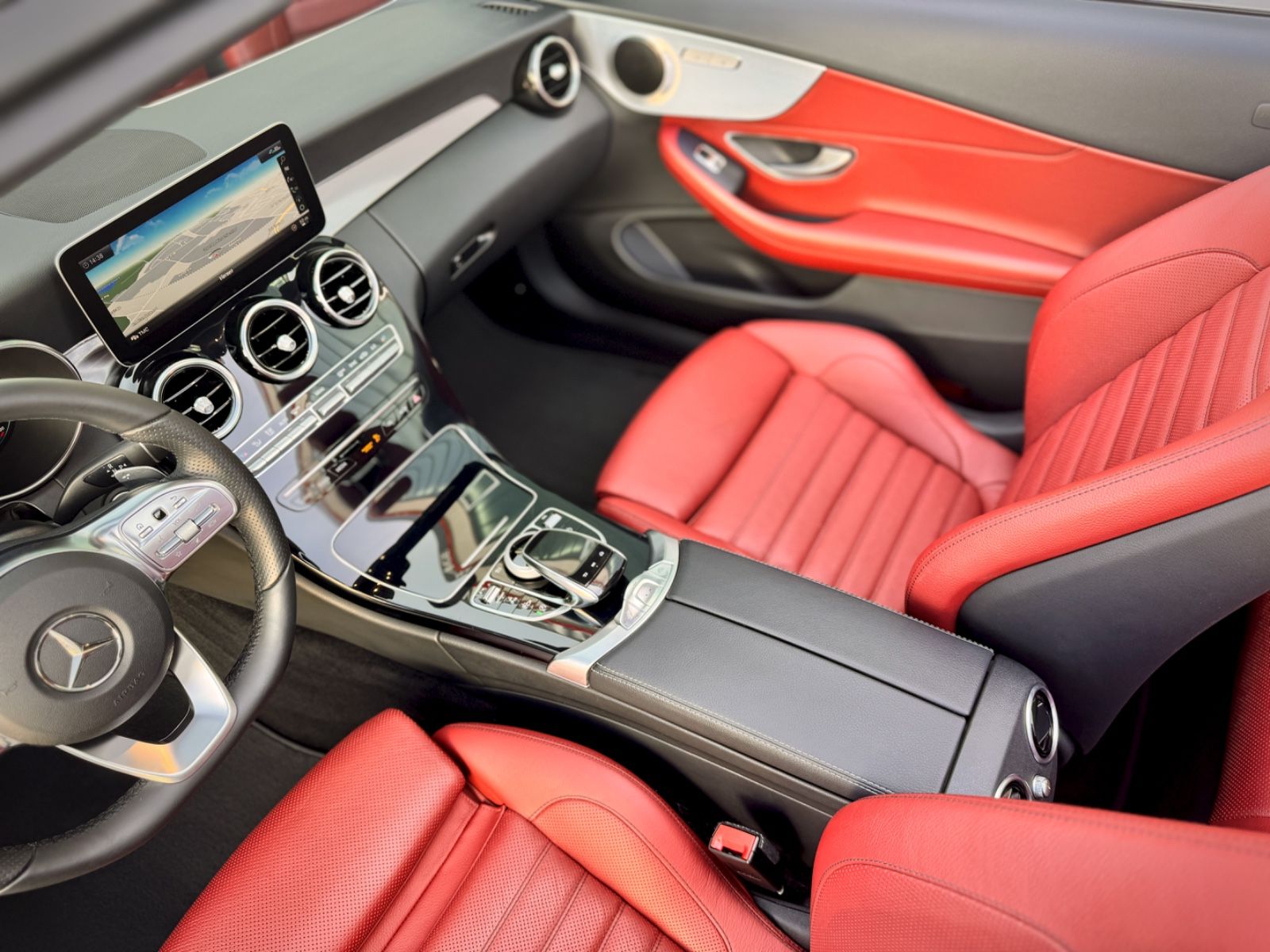 Fahrzeugabbildung Mercedes-Benz C 400 4-Matic AMG-Line *AHK|LED|AIRSCARF|ASSIST*