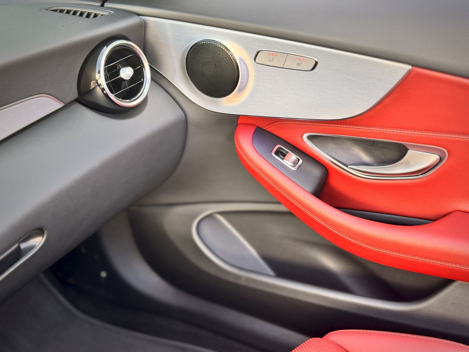 Fahrzeugabbildung Mercedes-Benz C 400 4-Matic AMG-Line *AHK|LED|AIRSCARF|ASSIST*