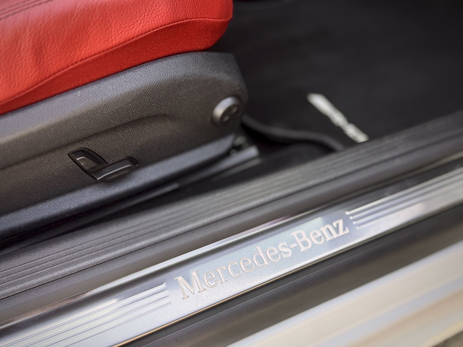 Fahrzeugabbildung Mercedes-Benz C 400 4-Matic AMG-Line *AHK|LED|AIRSCARF|ASSIST*