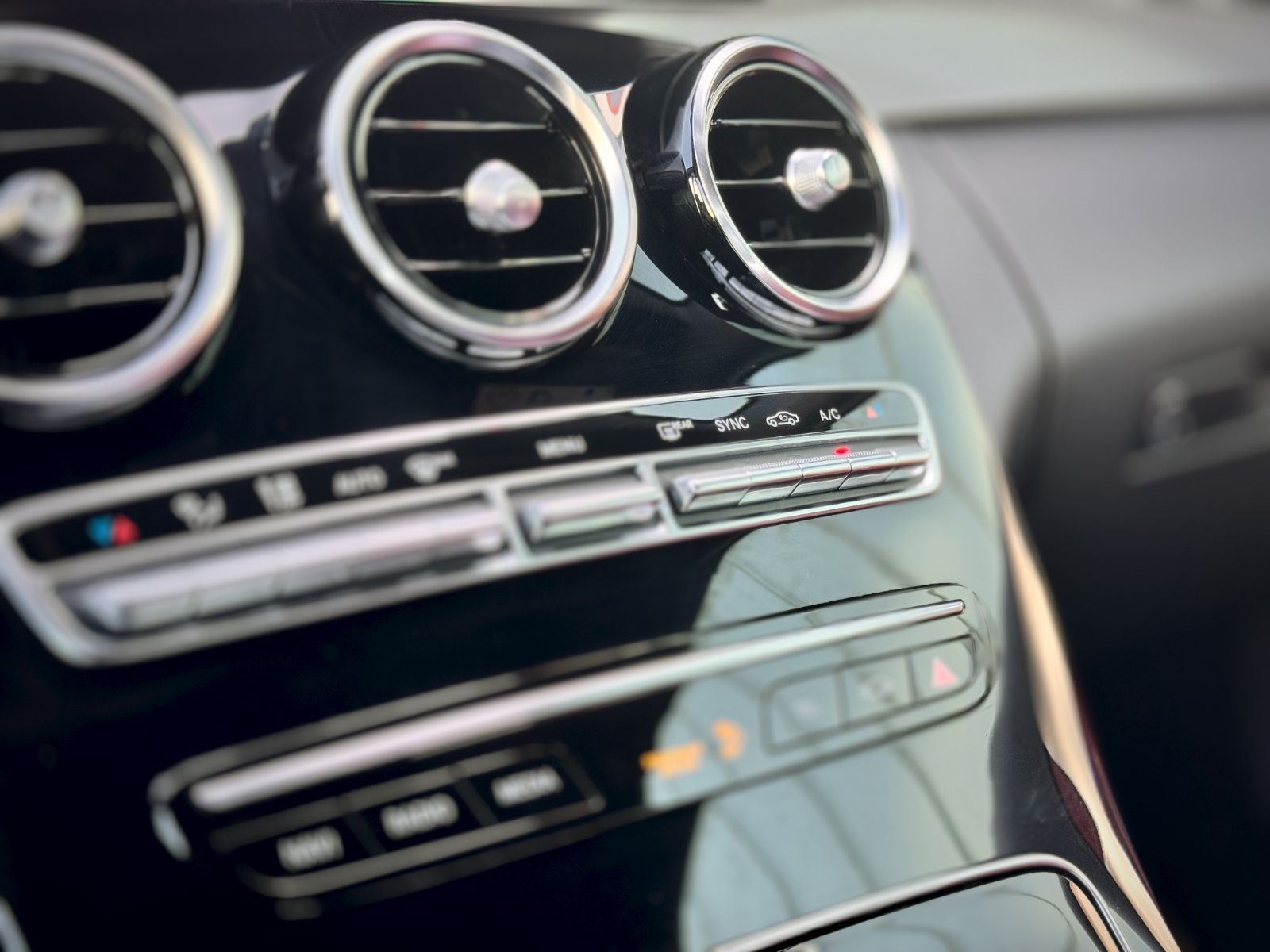 Fahrzeugabbildung Mercedes-Benz C 400 4-Matic AMG-Line *AHK|LED|AIRSCARF|ASSIST*