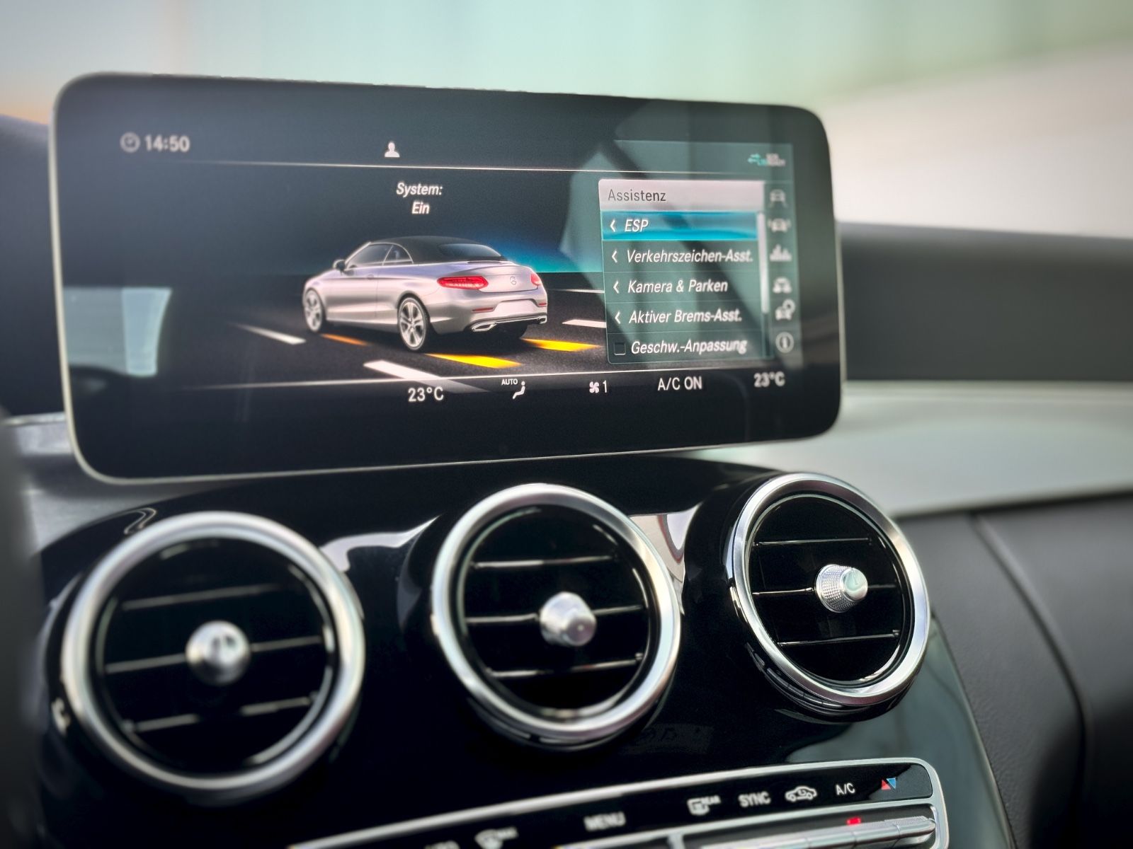 Fahrzeugabbildung Mercedes-Benz C 400 4-Matic AMG-Line *AHK|LED|AIRSCARF|ASSIST*