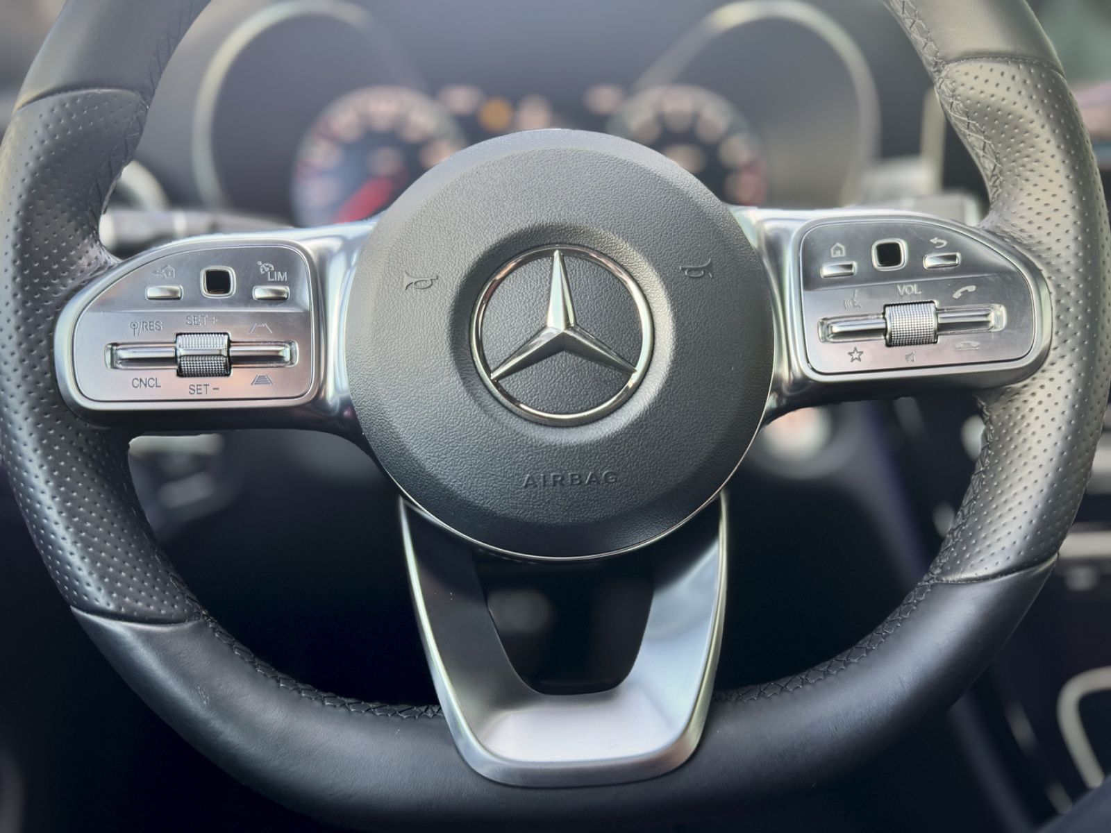 Fahrzeugabbildung Mercedes-Benz C 400 4-Matic AMG-Line *AHK|LED|AIRSCARF|ASSIST*