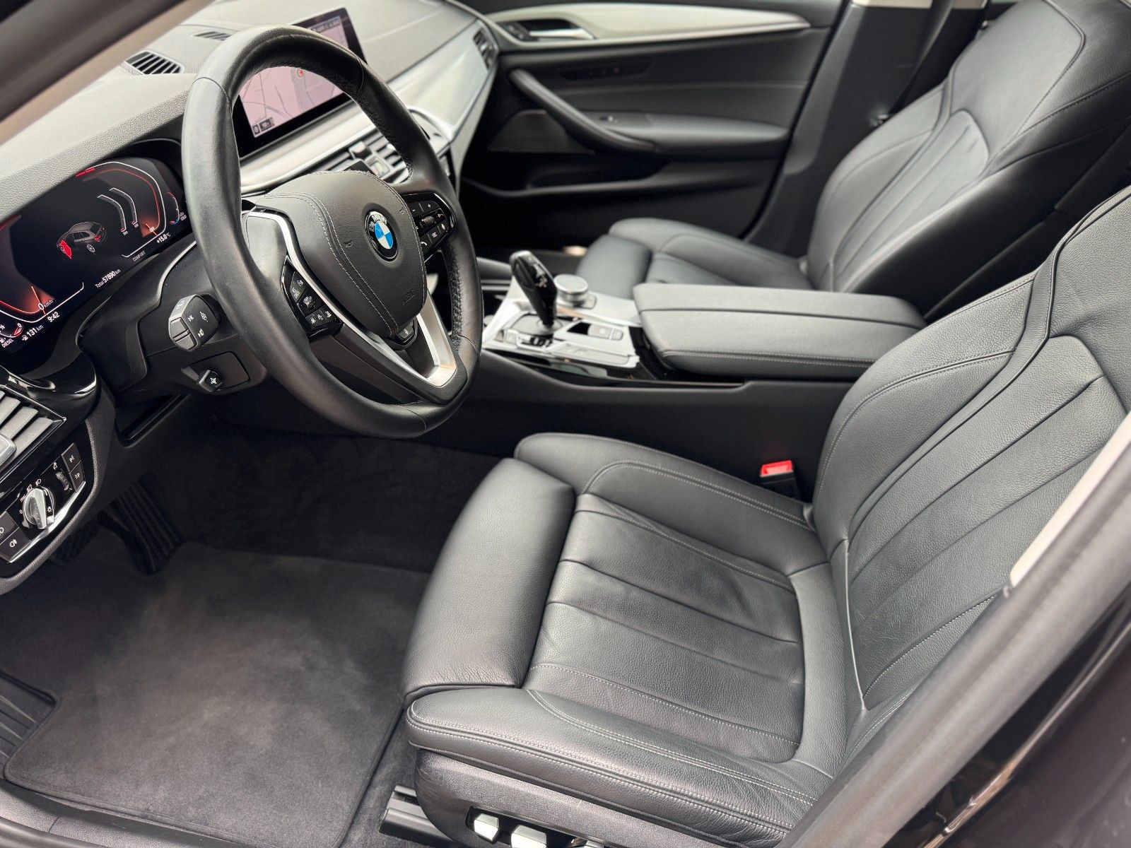 Fahrzeugabbildung BMW 520d xDrive Touring*LIVE COCKPIT|ASSIST|CAM|LED*