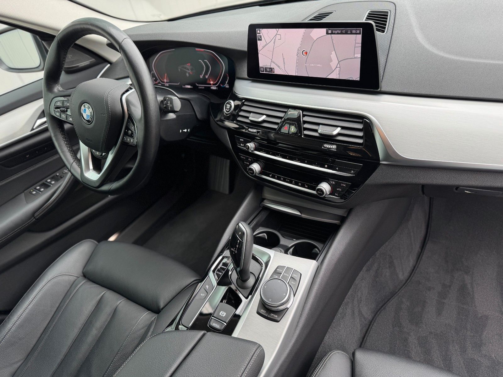 Fahrzeugabbildung BMW 520d xDrive Touring*LIVE COCKPIT|ASSIST|CAM|LED*
