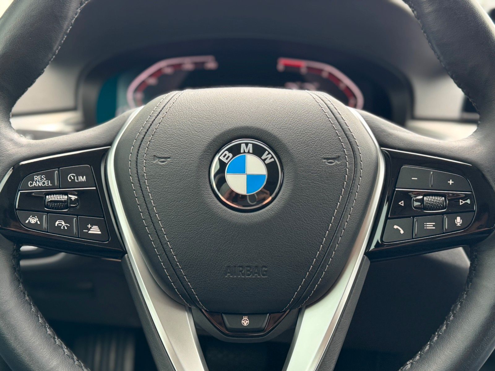 Fahrzeugabbildung BMW 520d xDrive Touring*LIVE COCKPIT|ASSIST|CAM|LED*