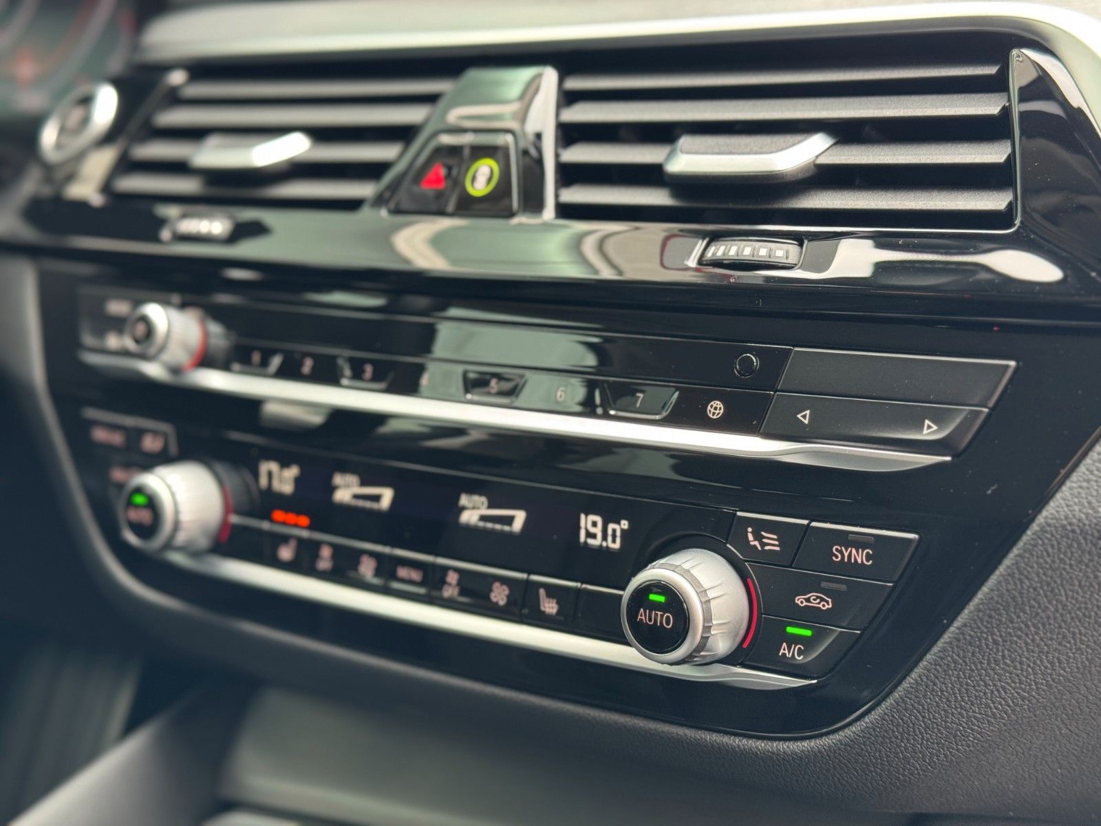 Fahrzeugabbildung BMW 520d xDrive Touring*LIVE COCKPIT|ASSIST|CAM|LED*