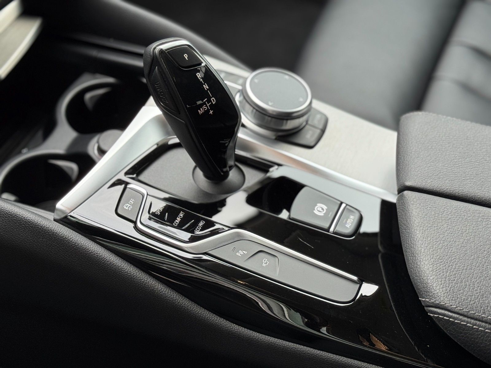 Fahrzeugabbildung BMW 520d xDrive Touring*LIVE COCKPIT|ASSIST|CAM|LED*