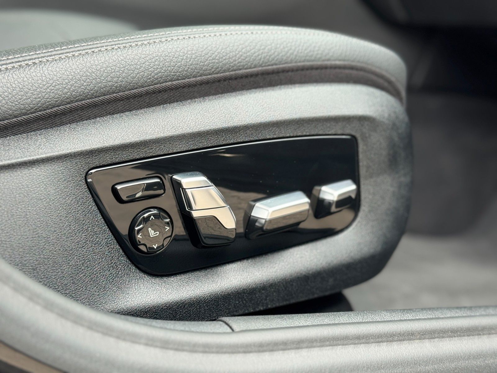 Fahrzeugabbildung BMW 520d xDrive Touring*LIVE COCKPIT|ASSIST|CAM|LED*