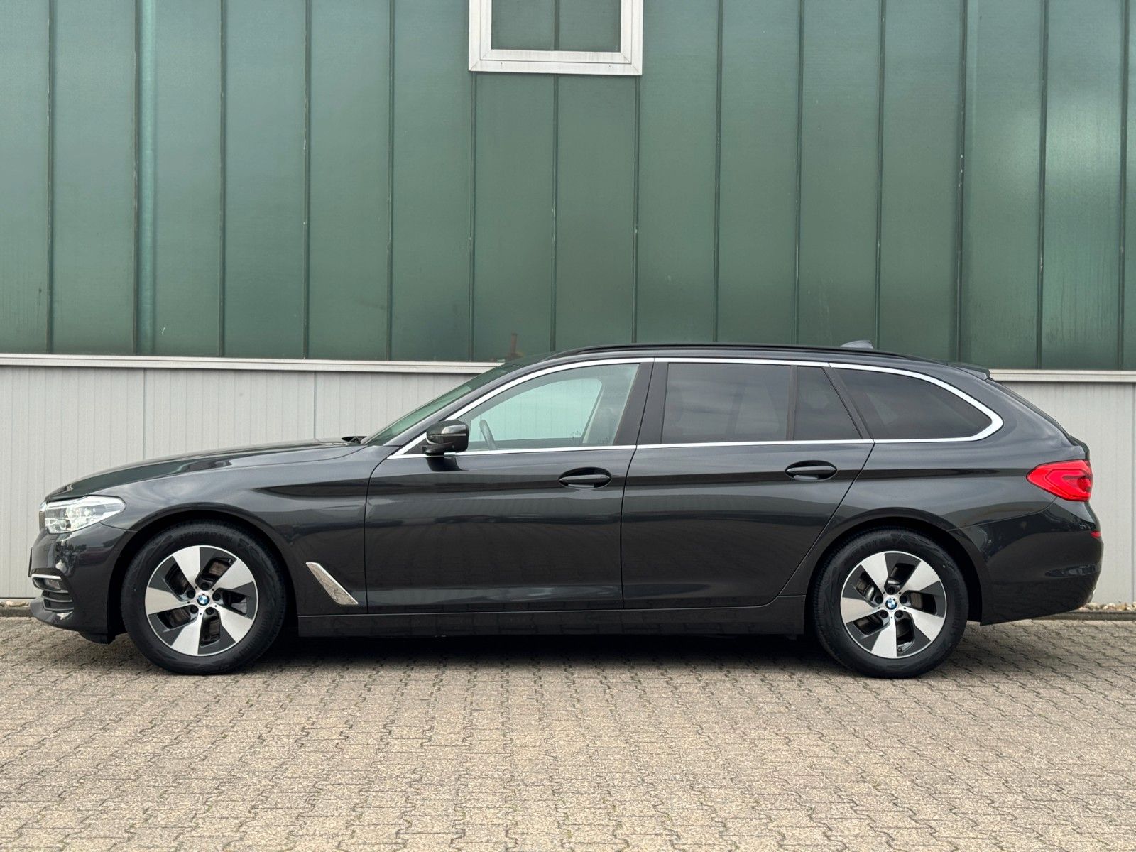 Fahrzeugabbildung BMW 520d xDrive Touring*LIVE COCKPIT|ASSIST|CAM|LED*