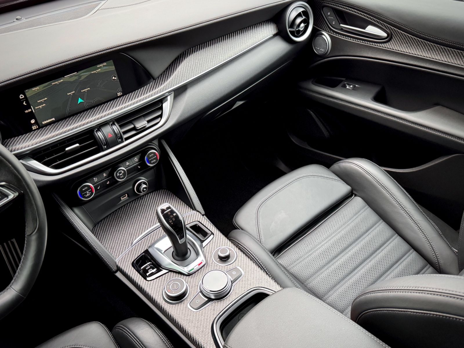 Fahrzeugabbildung Alfa Romeo Stelvio 2.9V6 Q4 Bi-Turbo Quadrifoglio*ACC|HIFI*