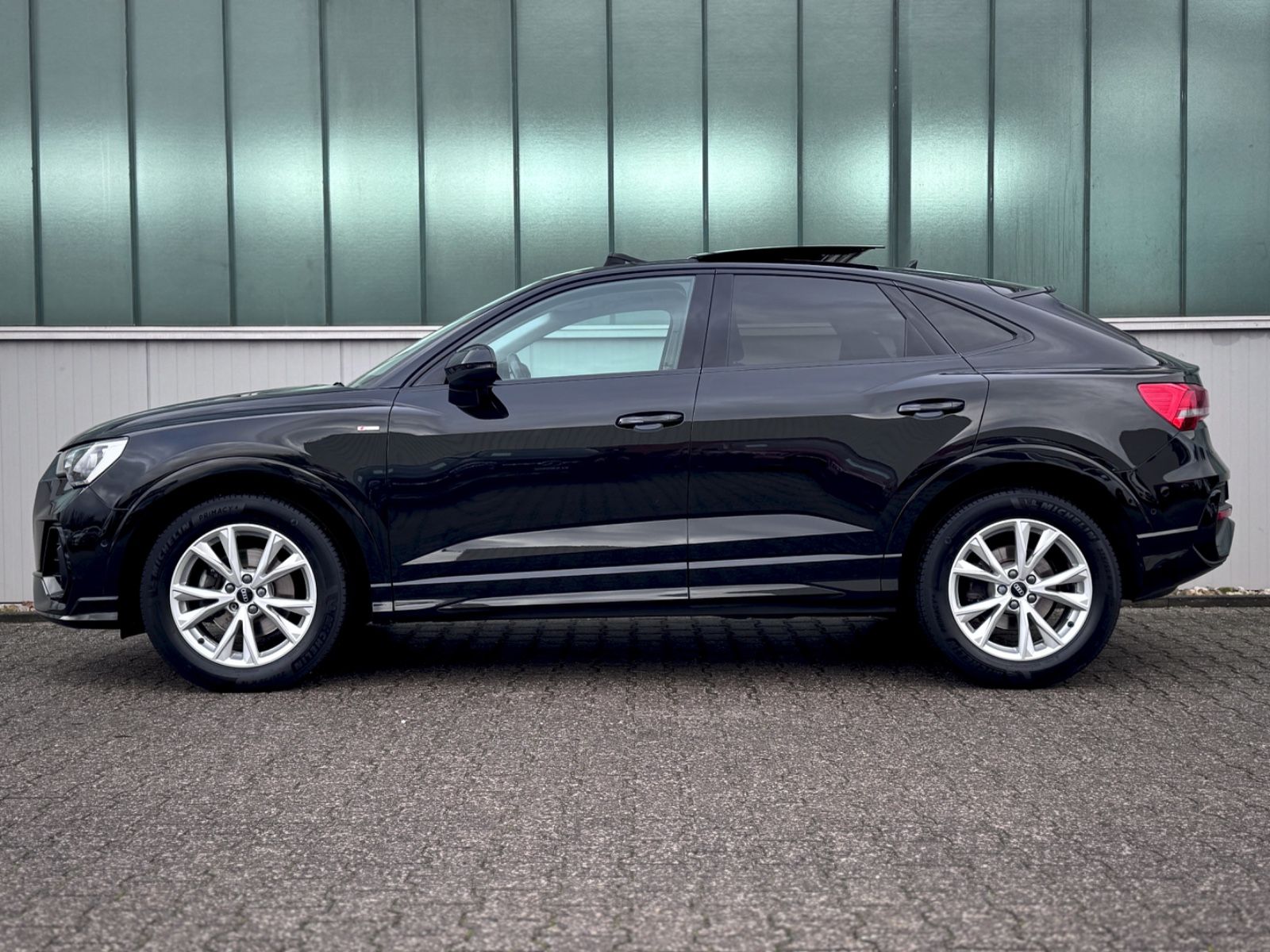 Fahrzeugabbildung Audi Q3 Sportback 35 TDI Quattro S-Line*PANO|AHK|NAV*