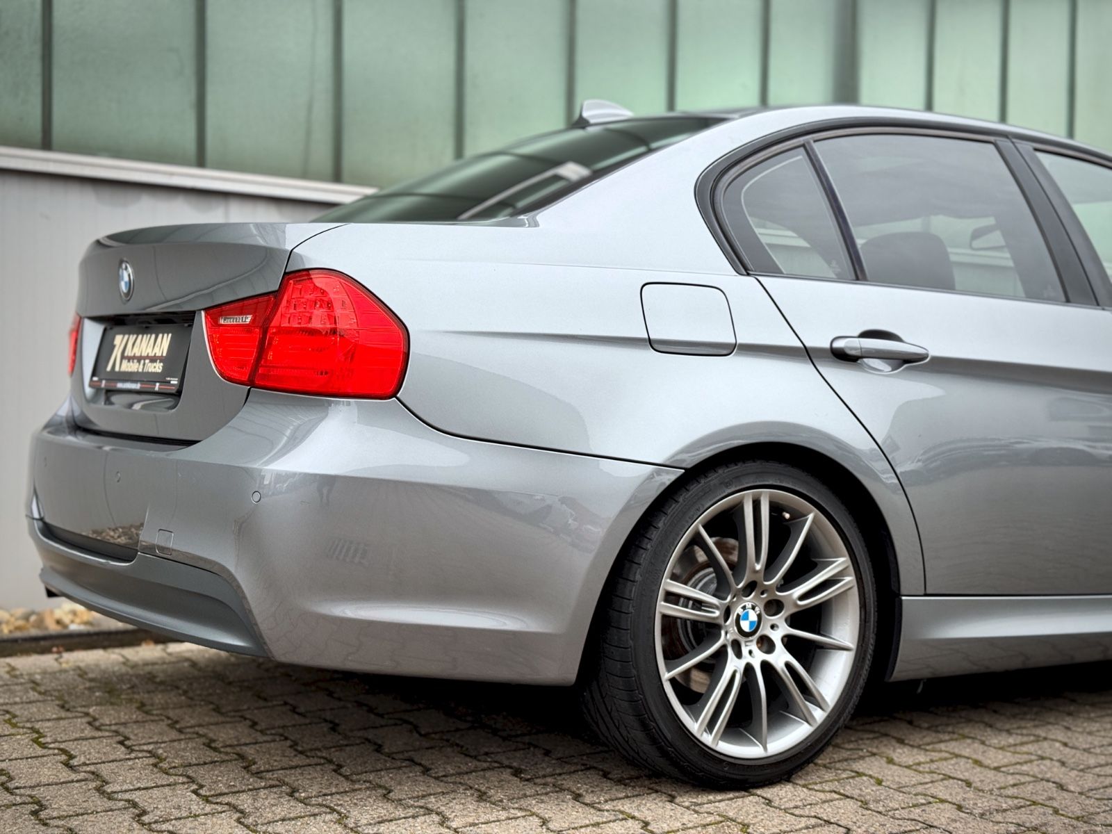 Fahrzeugabbildung BMW 320i Lim. M-Paket*NAVI|GLASDACH|XENON*