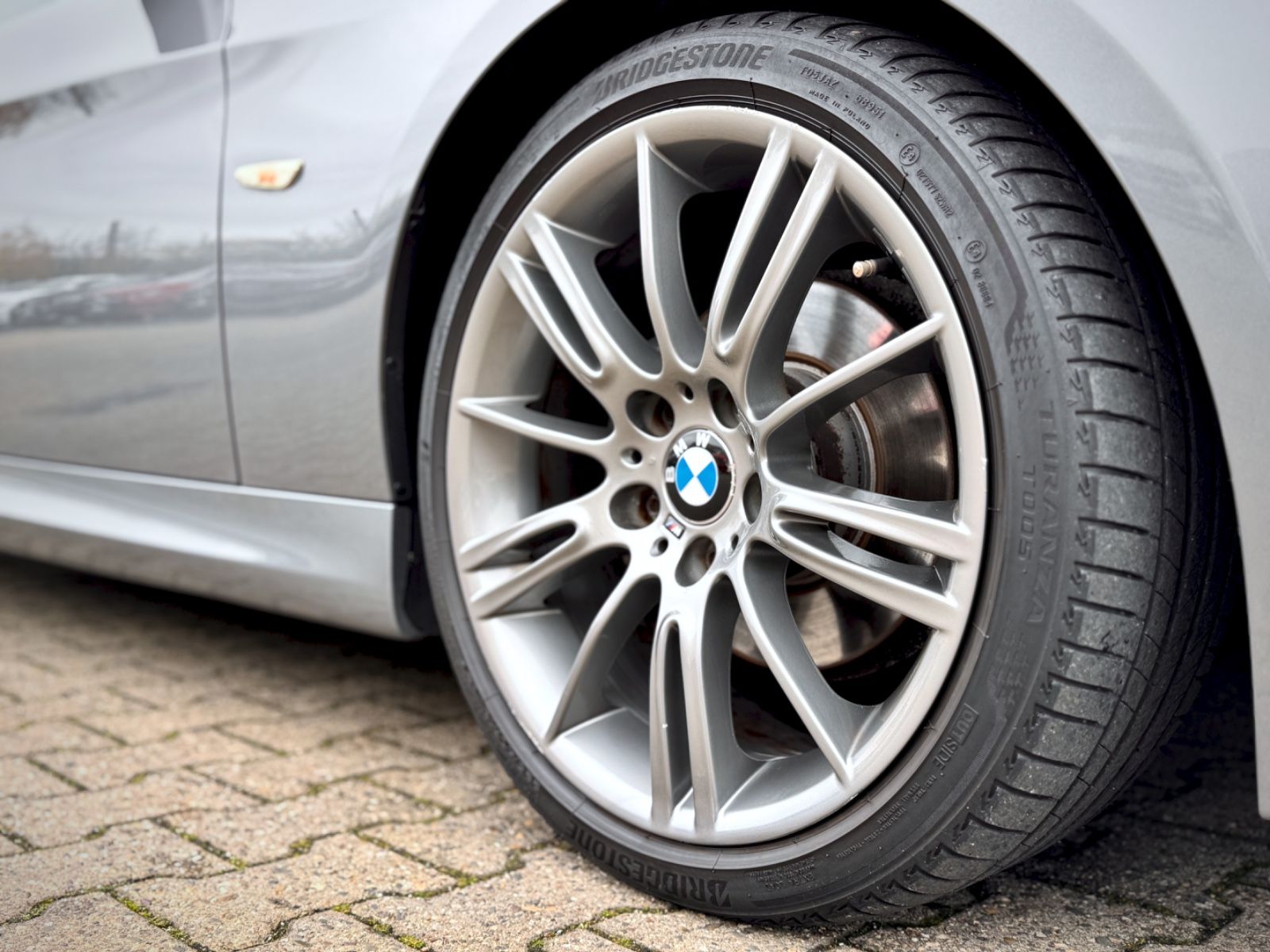 Fahrzeugabbildung BMW 320i Lim. M-Paket*NAVI|GLASDACH|XENON*