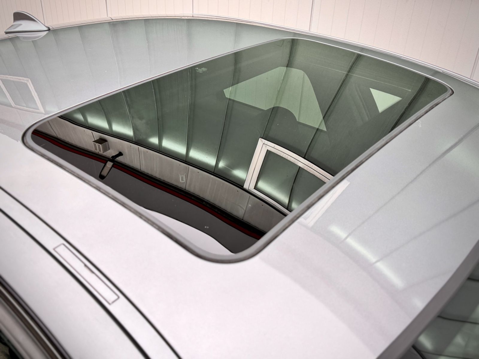 Fahrzeugabbildung BMW 320i Lim. M-Paket*NAVI|GLASDACH|XENON*