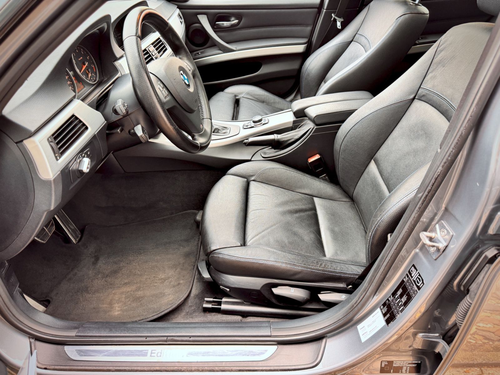 Fahrzeugabbildung BMW 320i Lim. M-Paket*NAVI|GLASDACH|XENON*