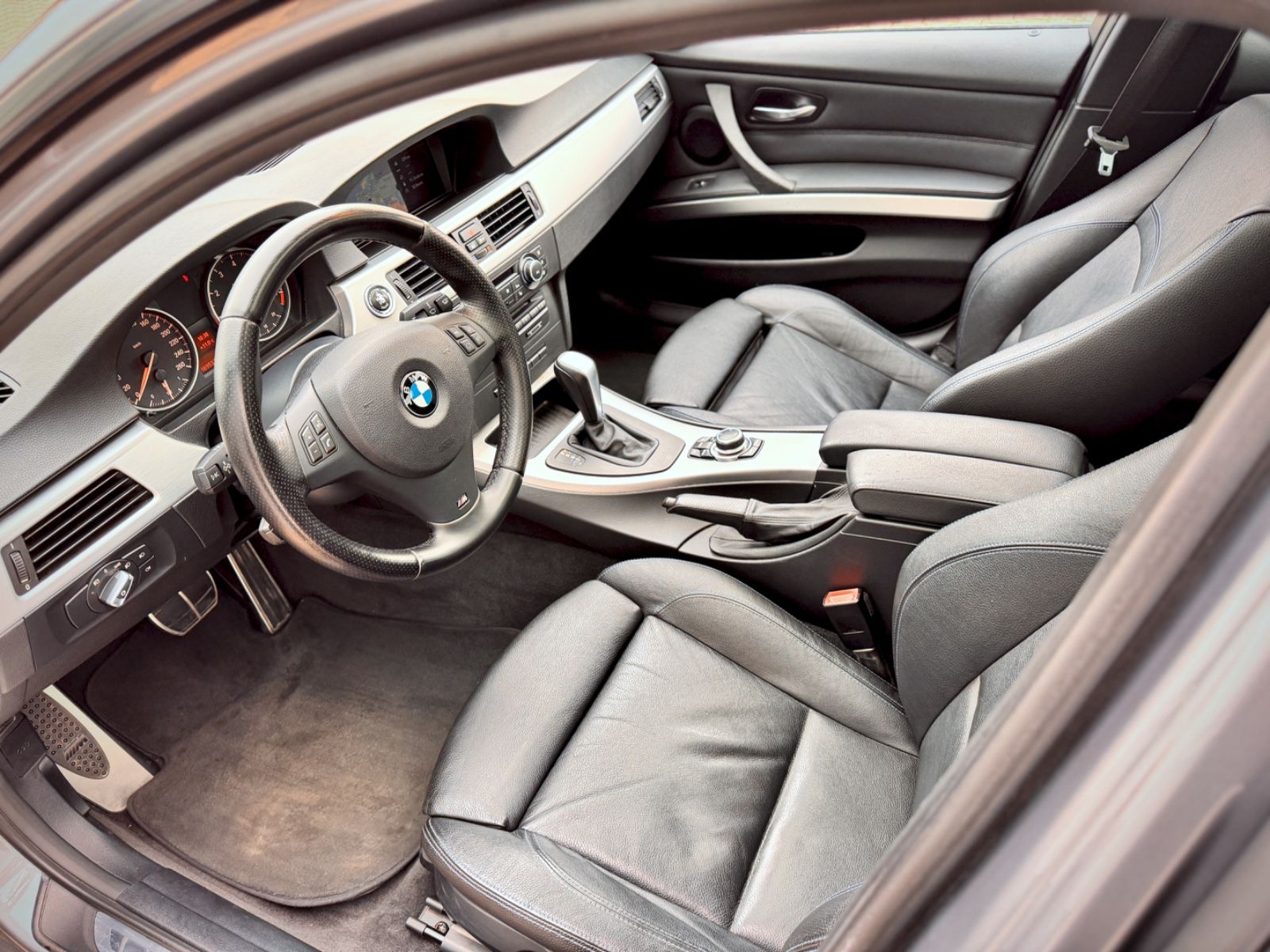 Fahrzeugabbildung BMW 320i Lim. M-Paket*NAVI|GLASDACH|XENON*