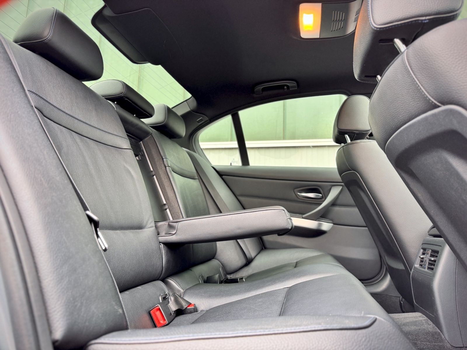 Fahrzeugabbildung BMW 320i Lim. M-Paket*NAVI|GLASDACH|XENON*