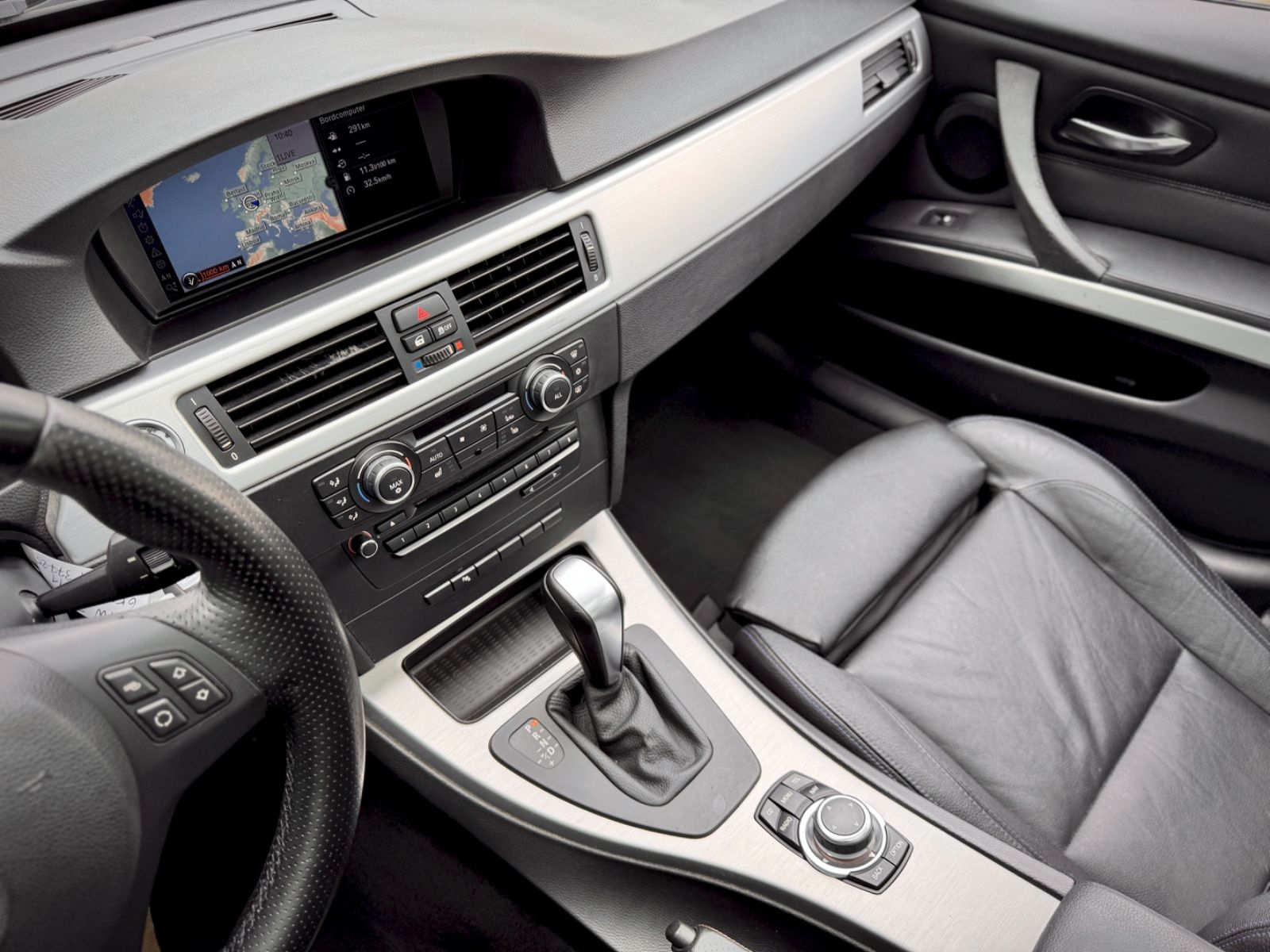 Fahrzeugabbildung BMW 320i Lim. M-Paket*NAVI|GLASDACH|XENON*