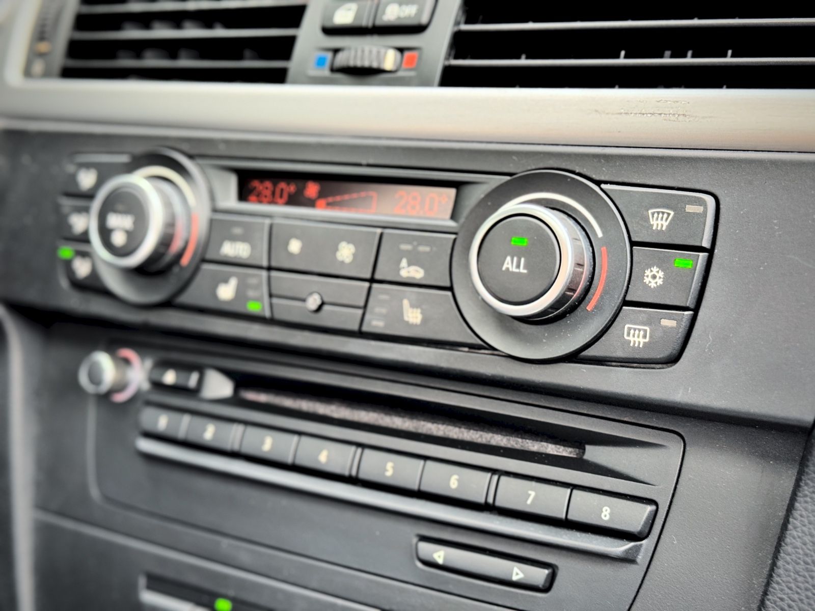 Fahrzeugabbildung BMW 320i Lim. M-Paket*NAVI|GLASDACH|XENON*