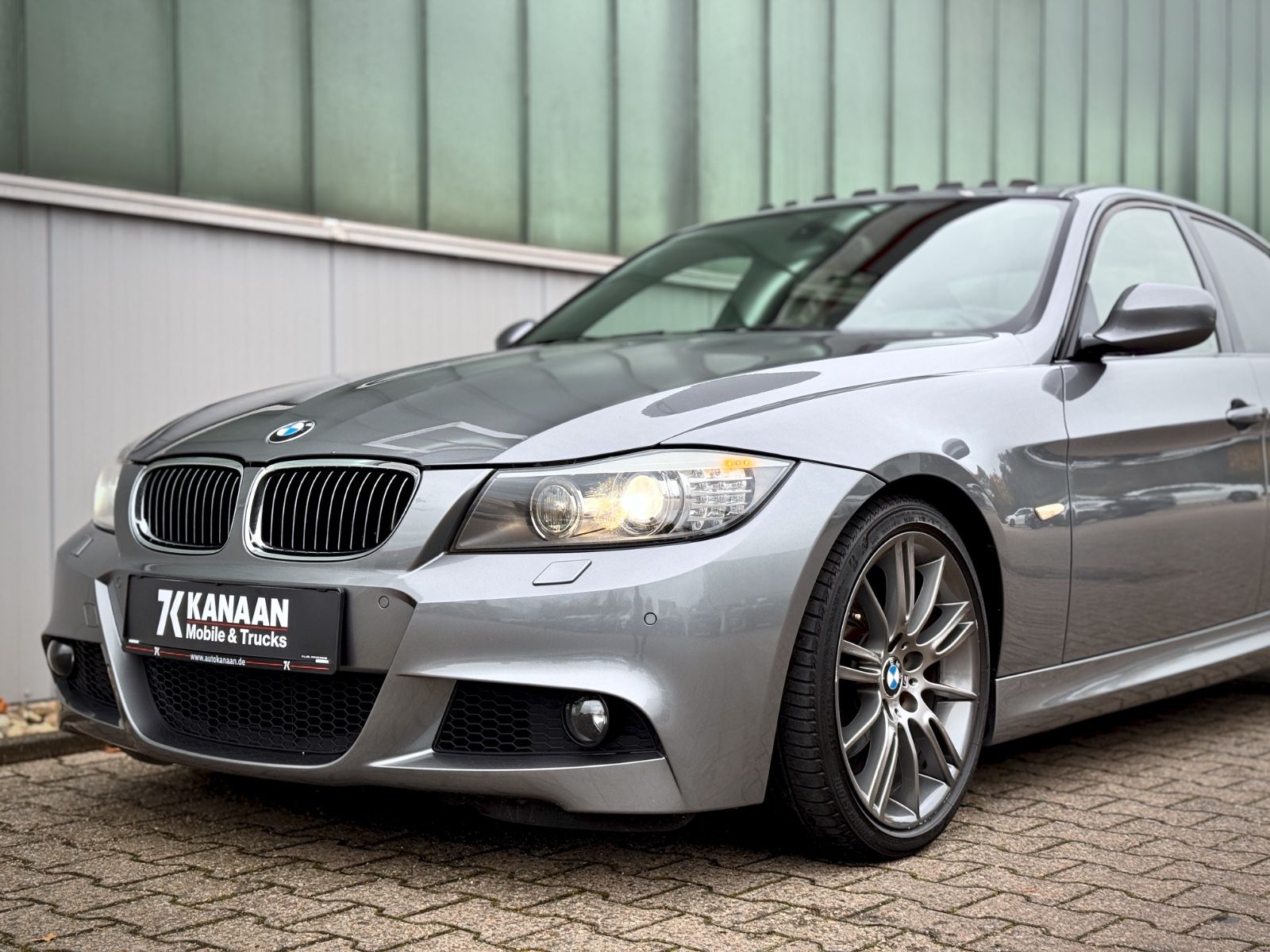 Fahrzeugabbildung BMW 320i Lim. M-Paket*NAVI|GLASDACH|XENON*