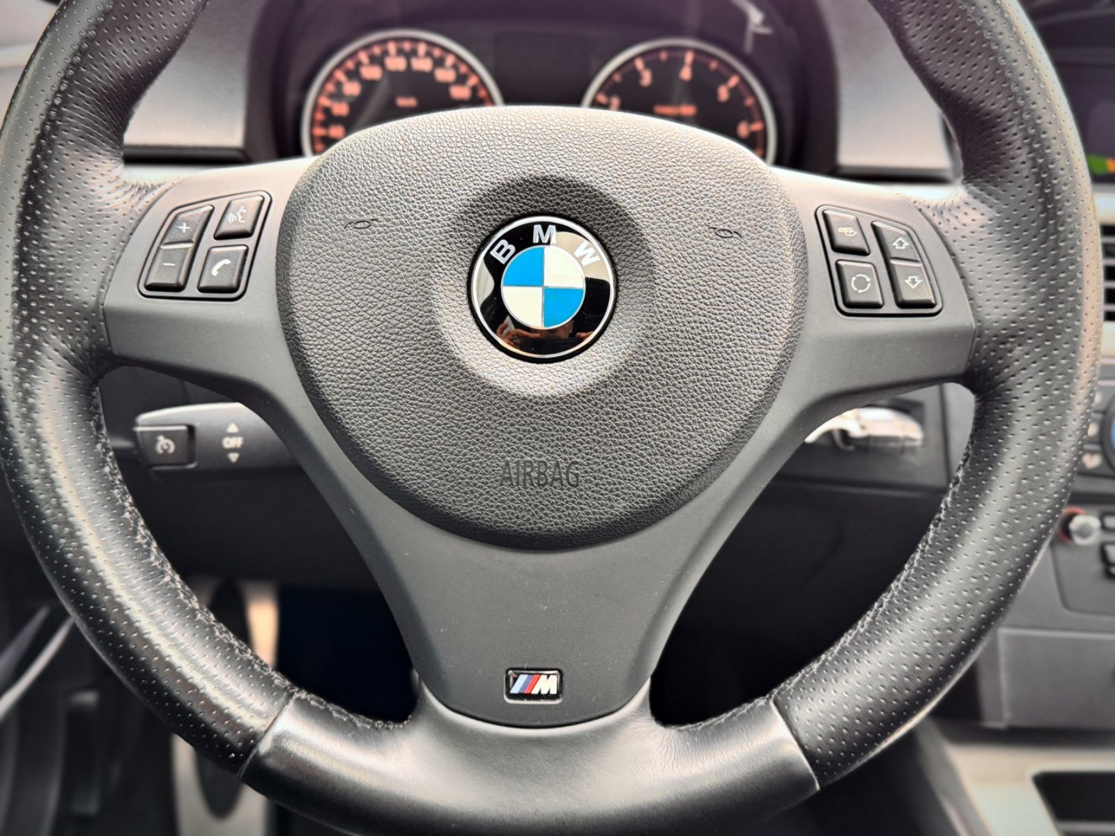 Fahrzeugabbildung BMW 320i Lim. M-Paket*NAVI|GLASDACH|XENON*