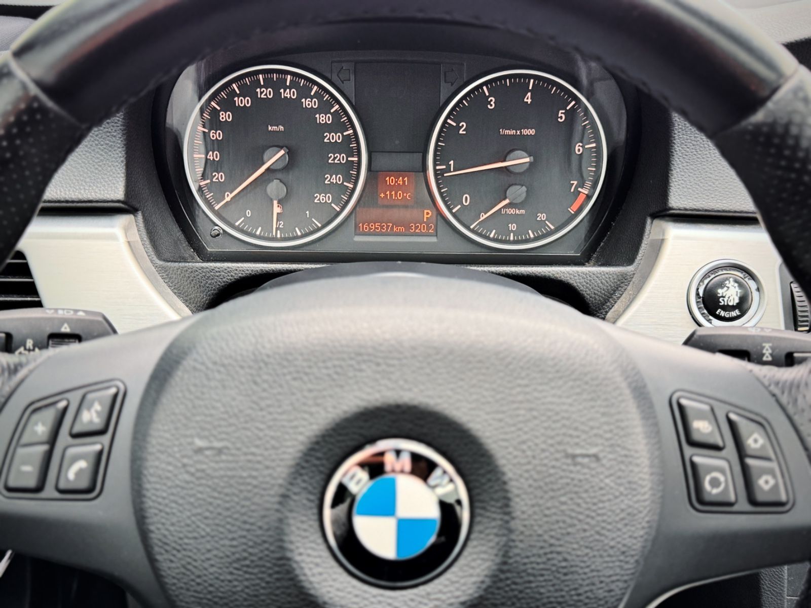 Fahrzeugabbildung BMW 320i Lim. M-Paket*NAVI|GLASDACH|XENON*