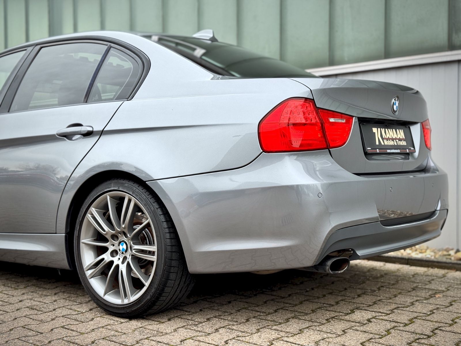 Fahrzeugabbildung BMW 320i Lim. M-Paket*NAVI|GLASDACH|XENON*