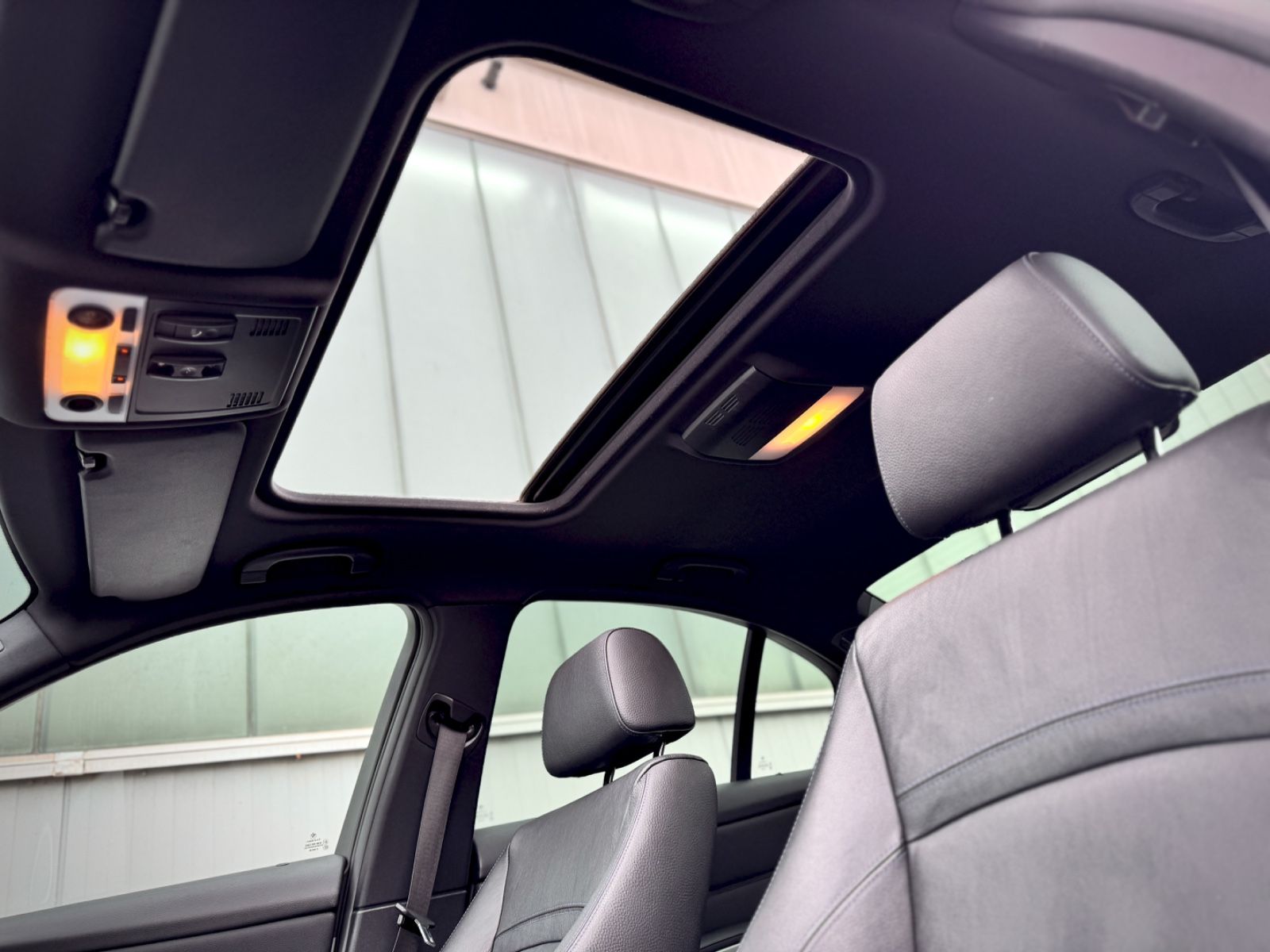 Fahrzeugabbildung BMW 320i Lim. M-Paket*NAVI|GLASDACH|XENON*