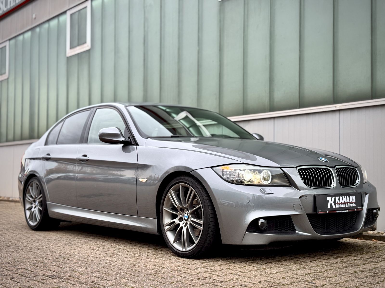 Fahrzeugabbildung BMW 320i Lim. M-Paket*NAVI|GLASDACH|XENON*