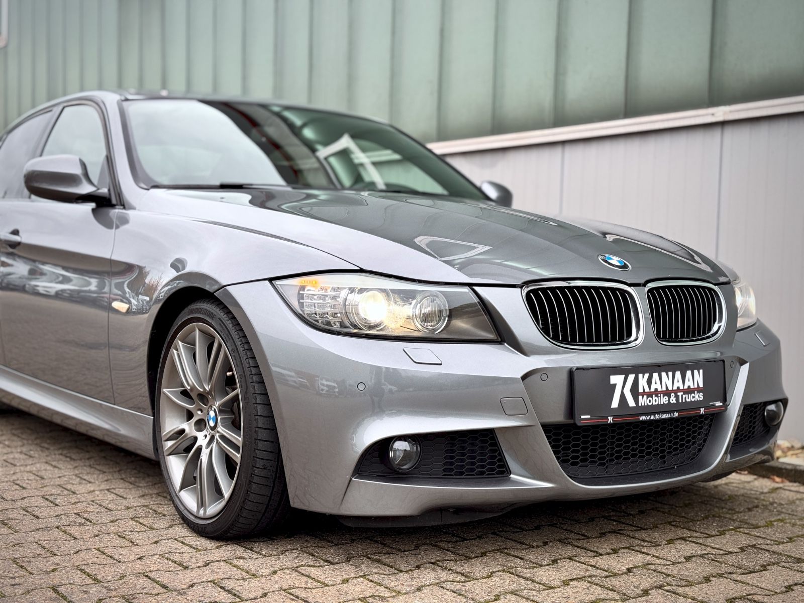 Fahrzeugabbildung BMW 320i Lim. M-Paket*NAVI|GLASDACH|XENON*