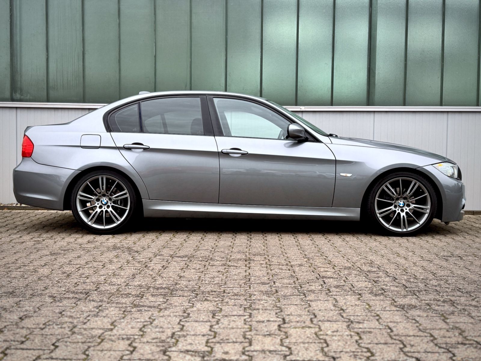 Fahrzeugabbildung BMW 320i Lim. M-Paket*NAVI|GLASDACH|XENON*