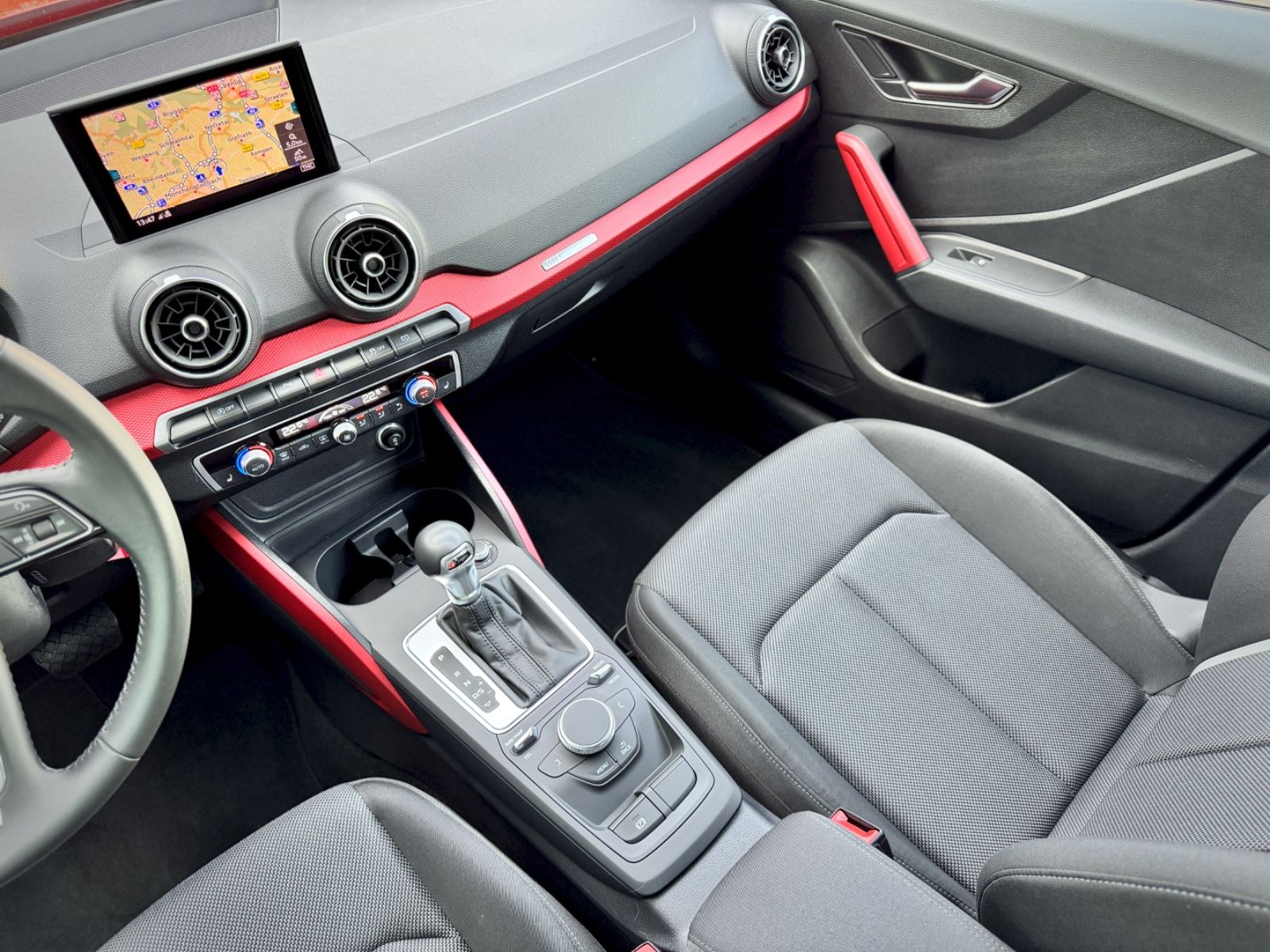 Fahrzeugabbildung Audi Q2 30 TDI S-Tronic Sport *LED|NAVI|PDC|S-LINE*