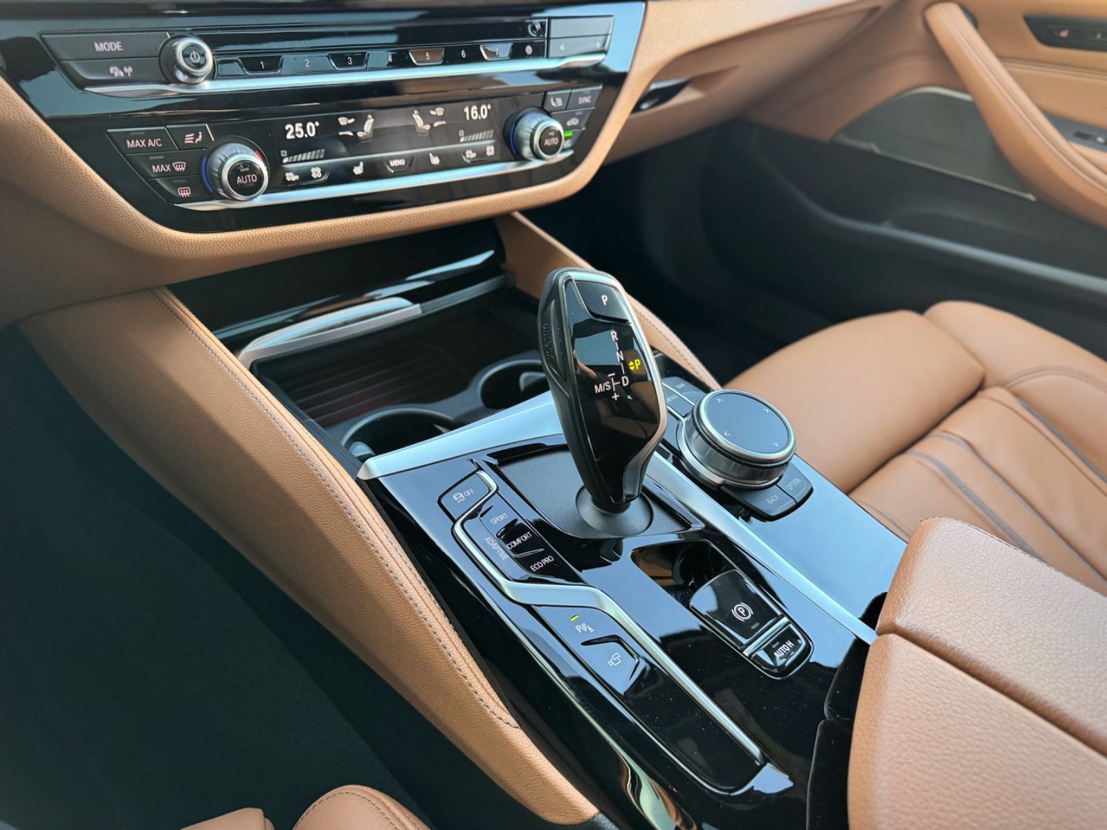 Fahrzeugabbildung BMW 540d xDrive Touring Luxury Line*PANO|AHK|HEADUP*