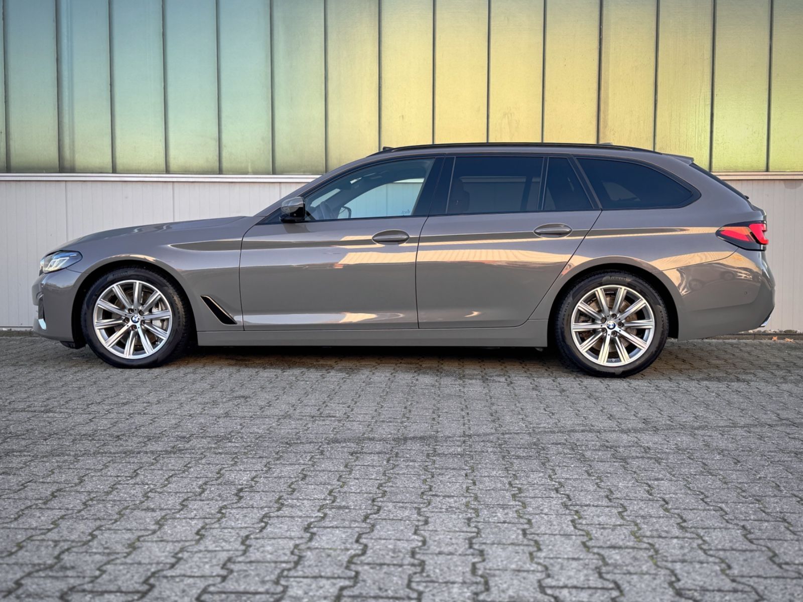 Fahrzeugabbildung BMW 540d xDrive Touring Luxury Line*PANO|AHK|HEADUP*
