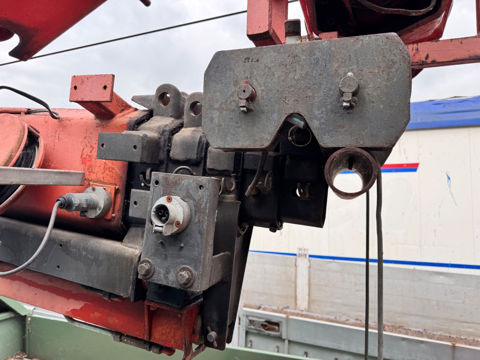 Fahrzeugabbildung Mercedes-Benz 1417 AK Allrad Palfinger Montagekran 17,7m 64TKM