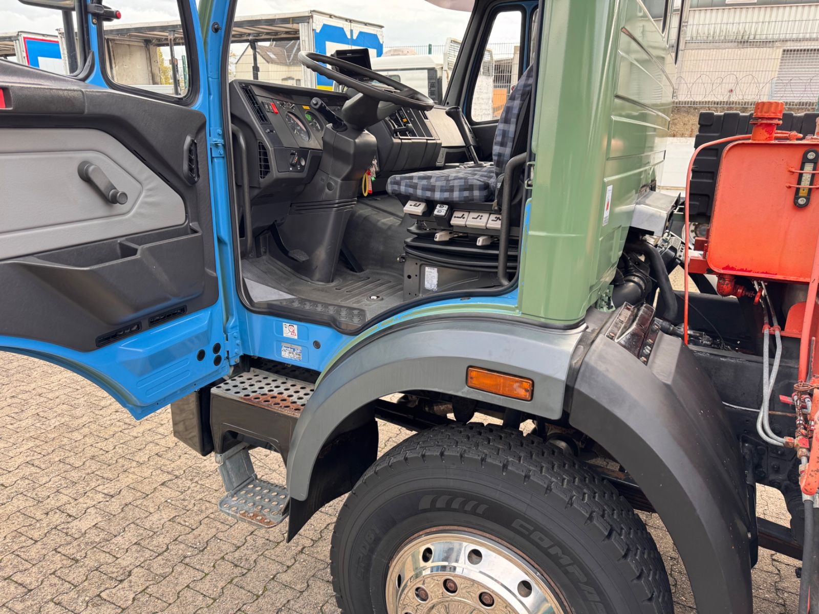 Fahrzeugabbildung Mercedes-Benz 1417 AK Allrad Palfinger Montagekran 17,7m 64TKM