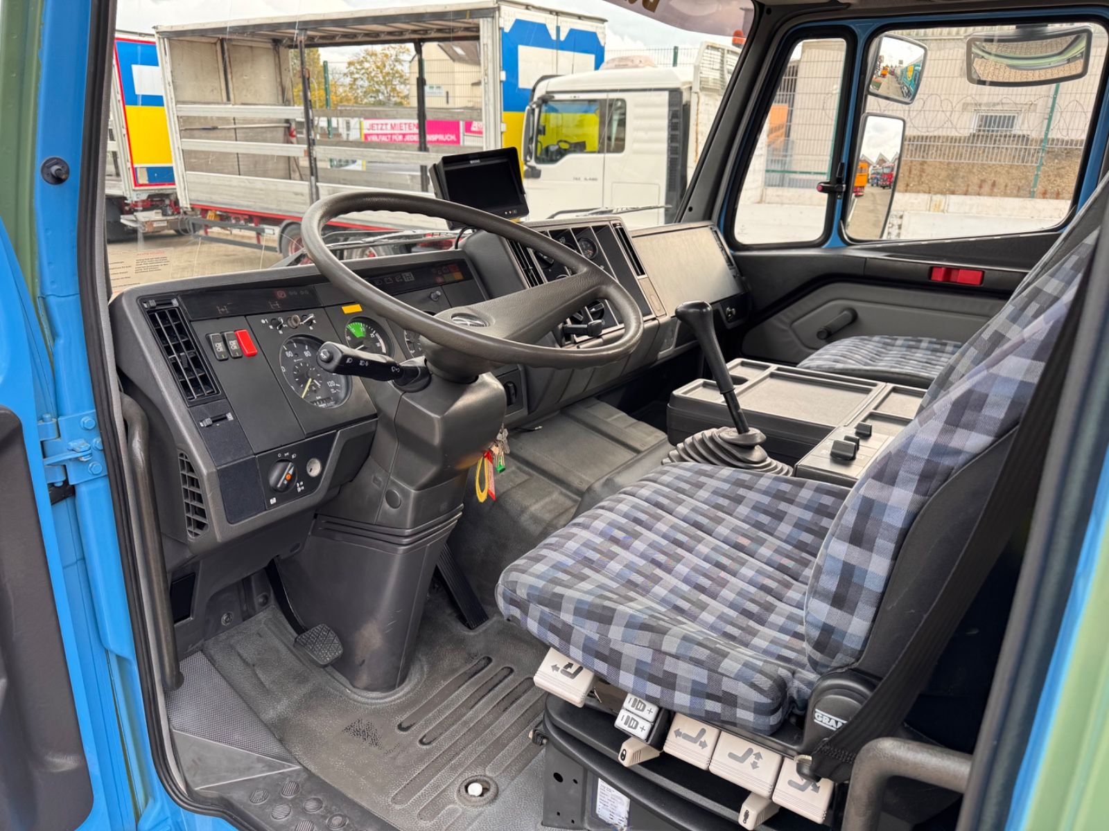 Fahrzeugabbildung Mercedes-Benz 1417 AK Allrad Palfinger Montagekran 17,7m 64TKM