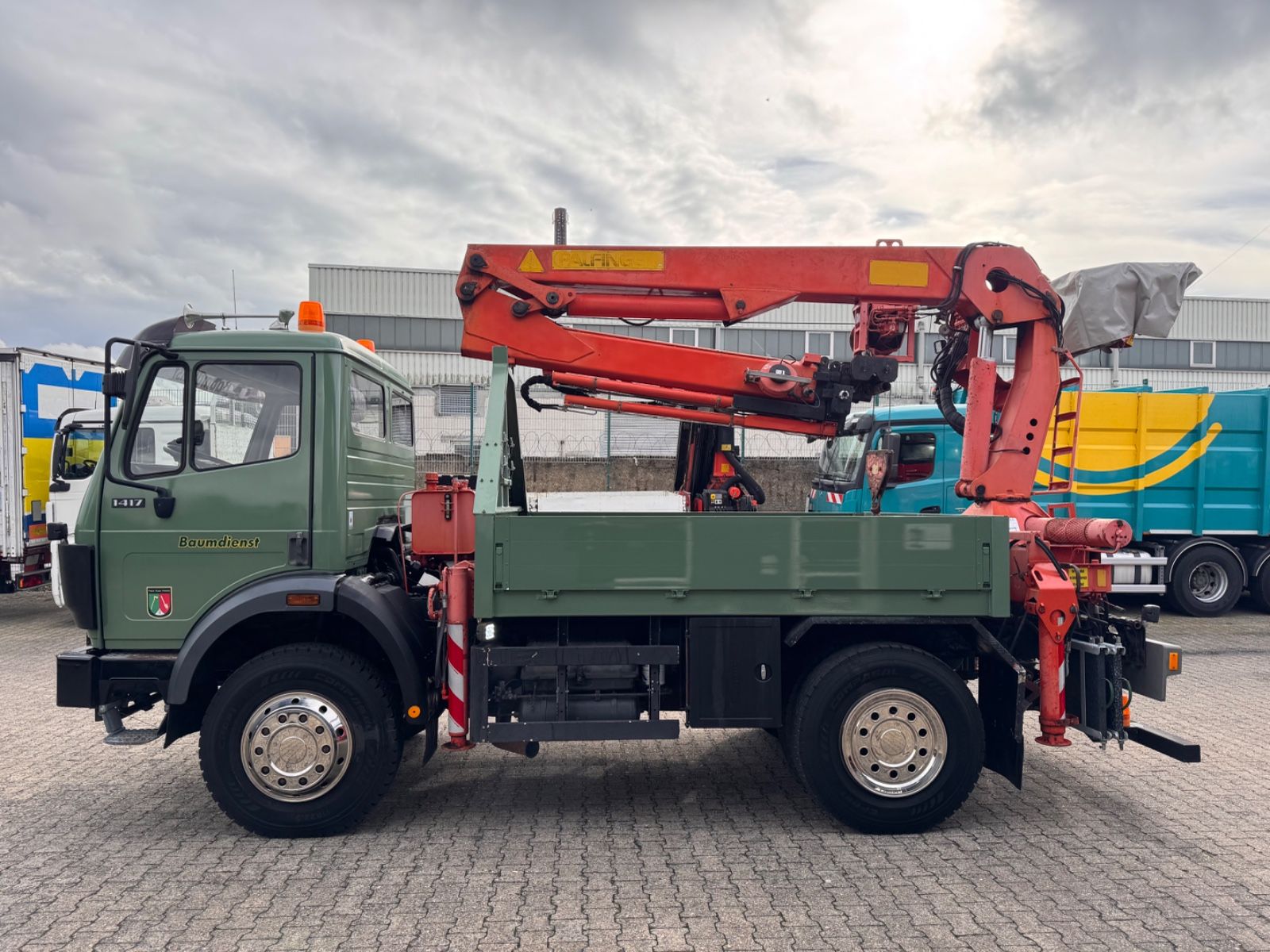 Fahrzeugabbildung Mercedes-Benz 1417 AK Allrad Palfinger Montagekran 17,7m 64TKM